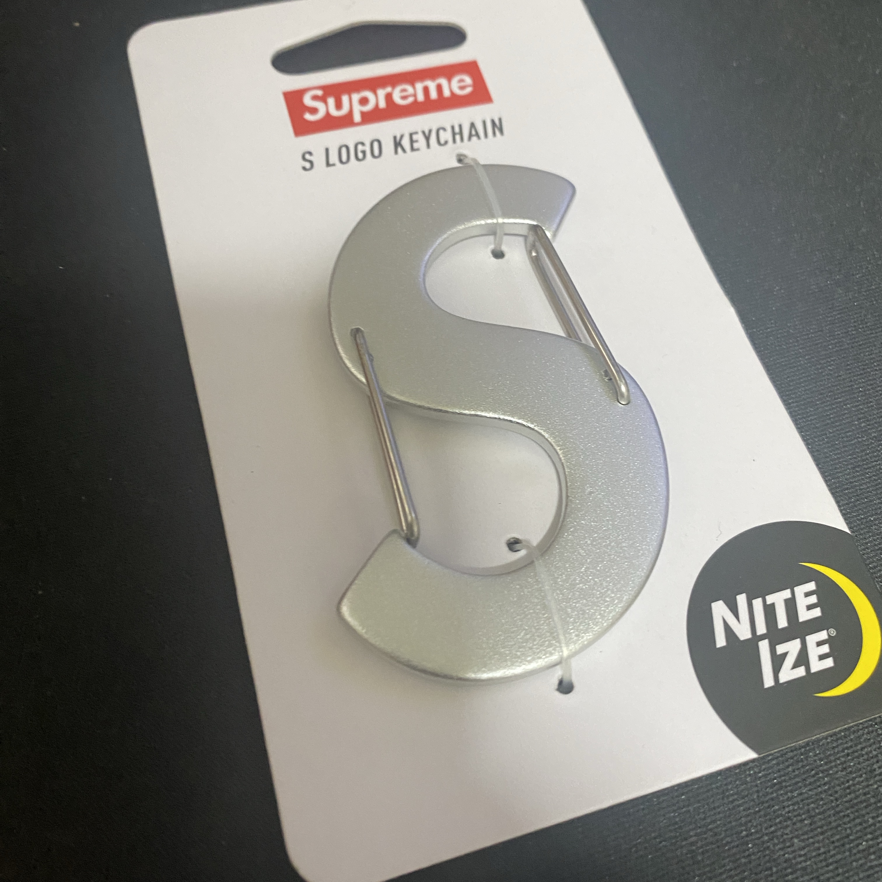 Supreme Nite Ize S Logo Keychain Silver - 21FW 착용 스타일