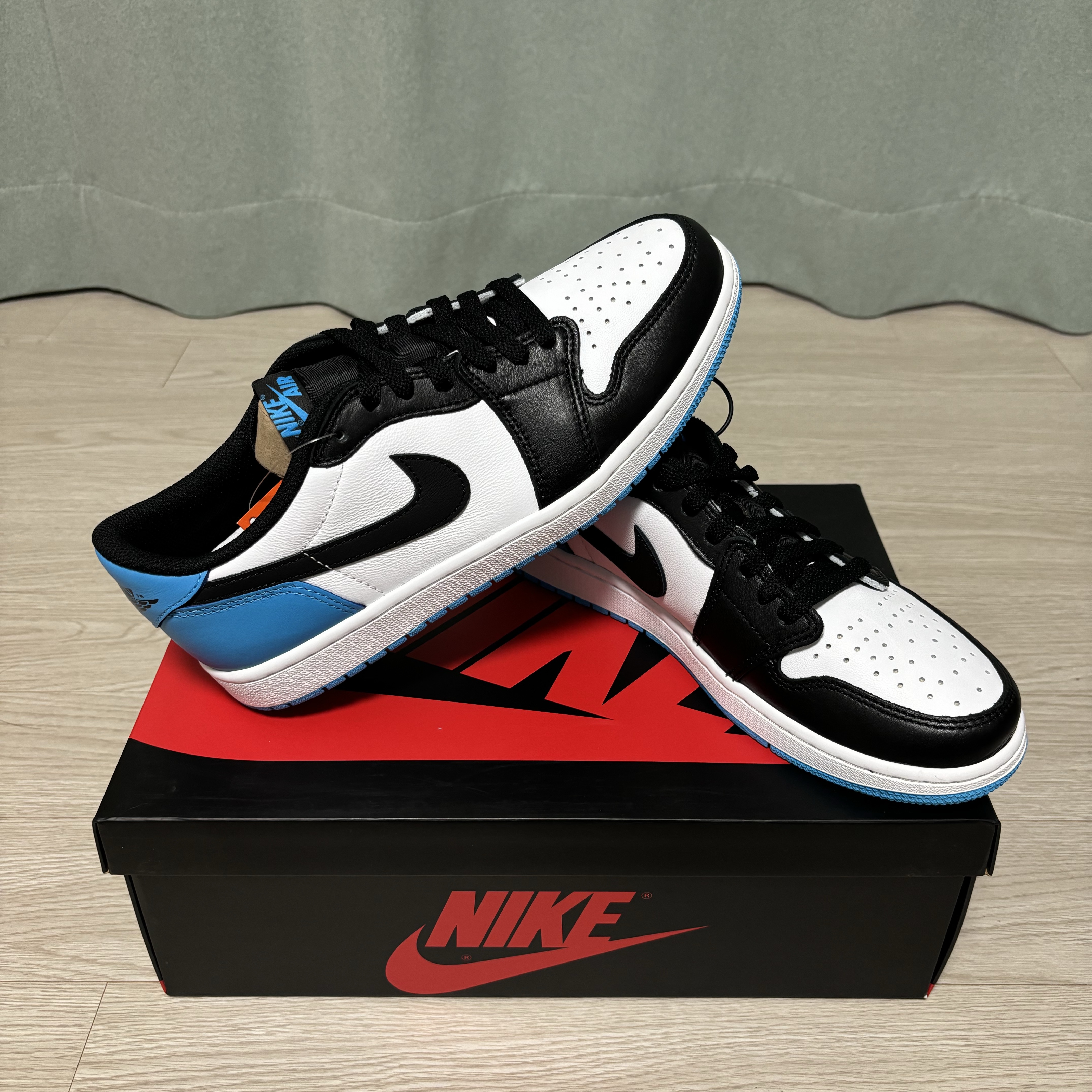 Jordan 1 Retro Low OG Black and Dark Powder Blue 착용 스타일 - 3