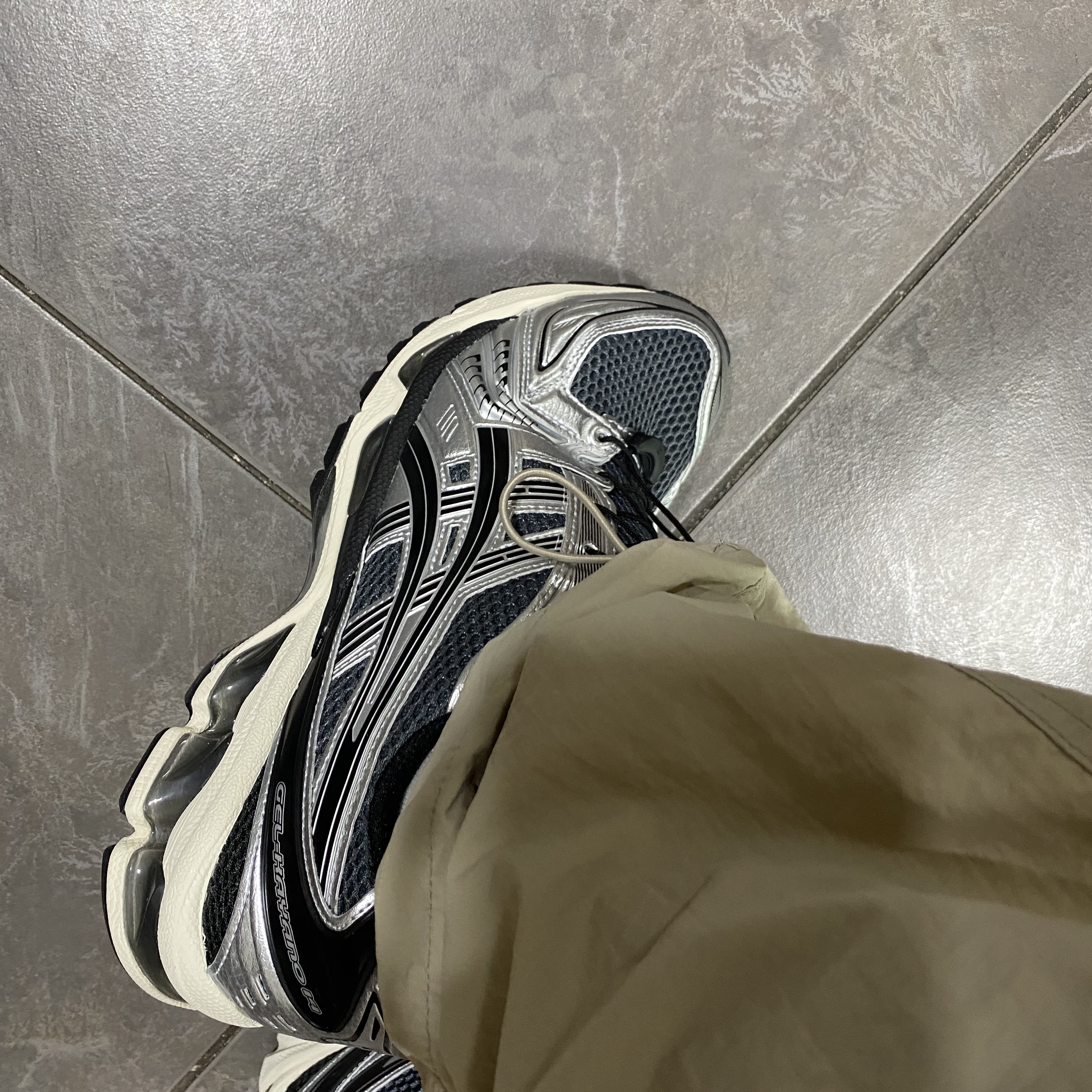 Asics Unlimited Gel-Kayano 14 Carrier Grey Black 착용 스타일