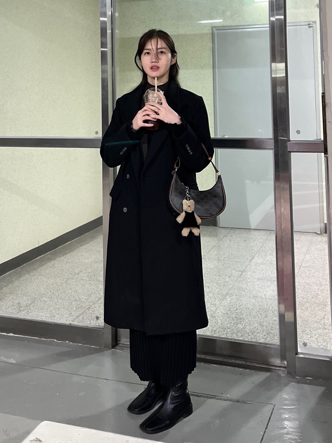 Celine Mini Claude in Shiny Calfskin Black, Lemaire Medium Croissant Bag Soft Nappa Leather Dark Chocolate 착용 스타일 - 4