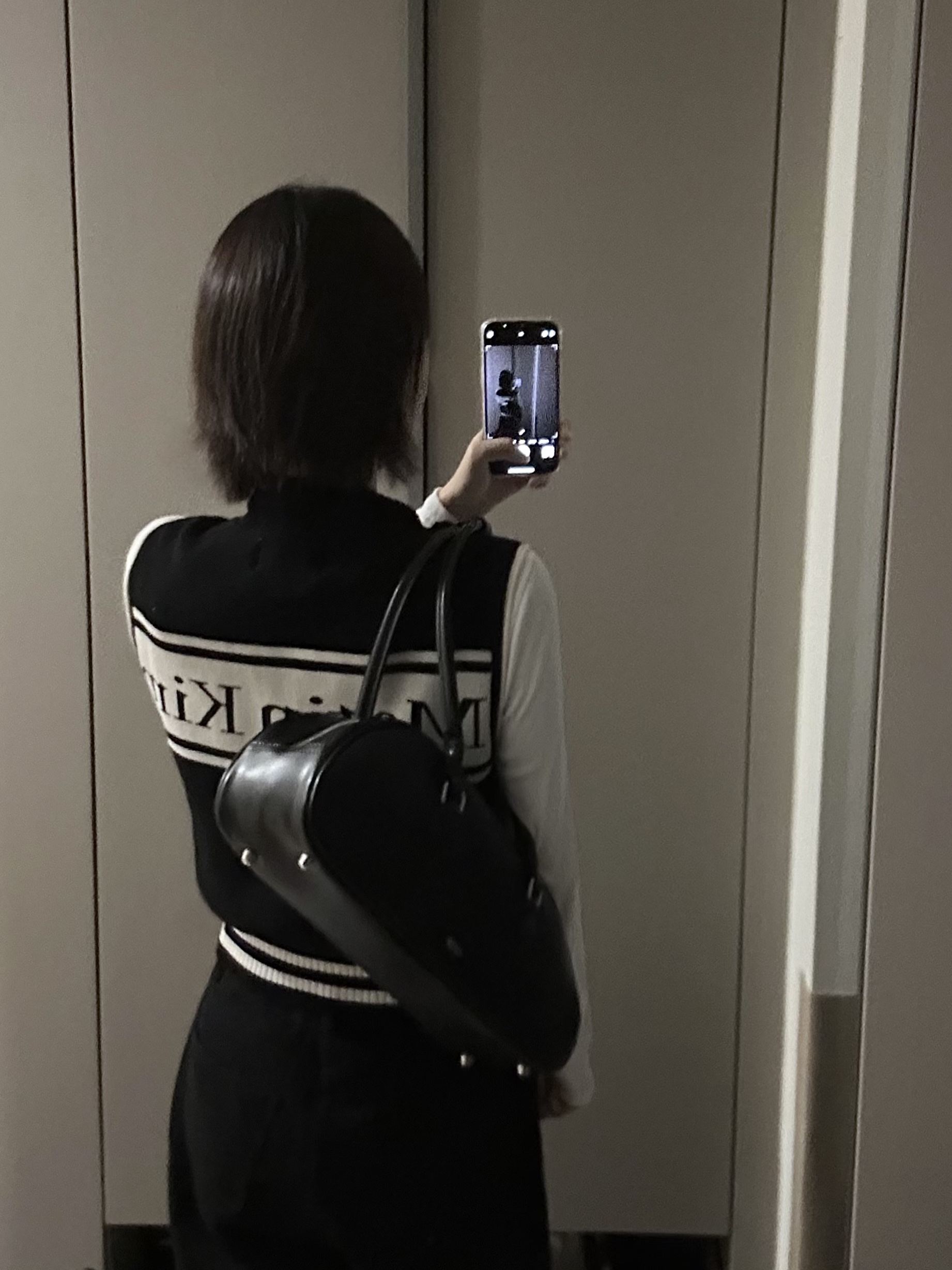 (W) Matin Kim Spell Point Stripe Knit Vest Black 착용 스타일