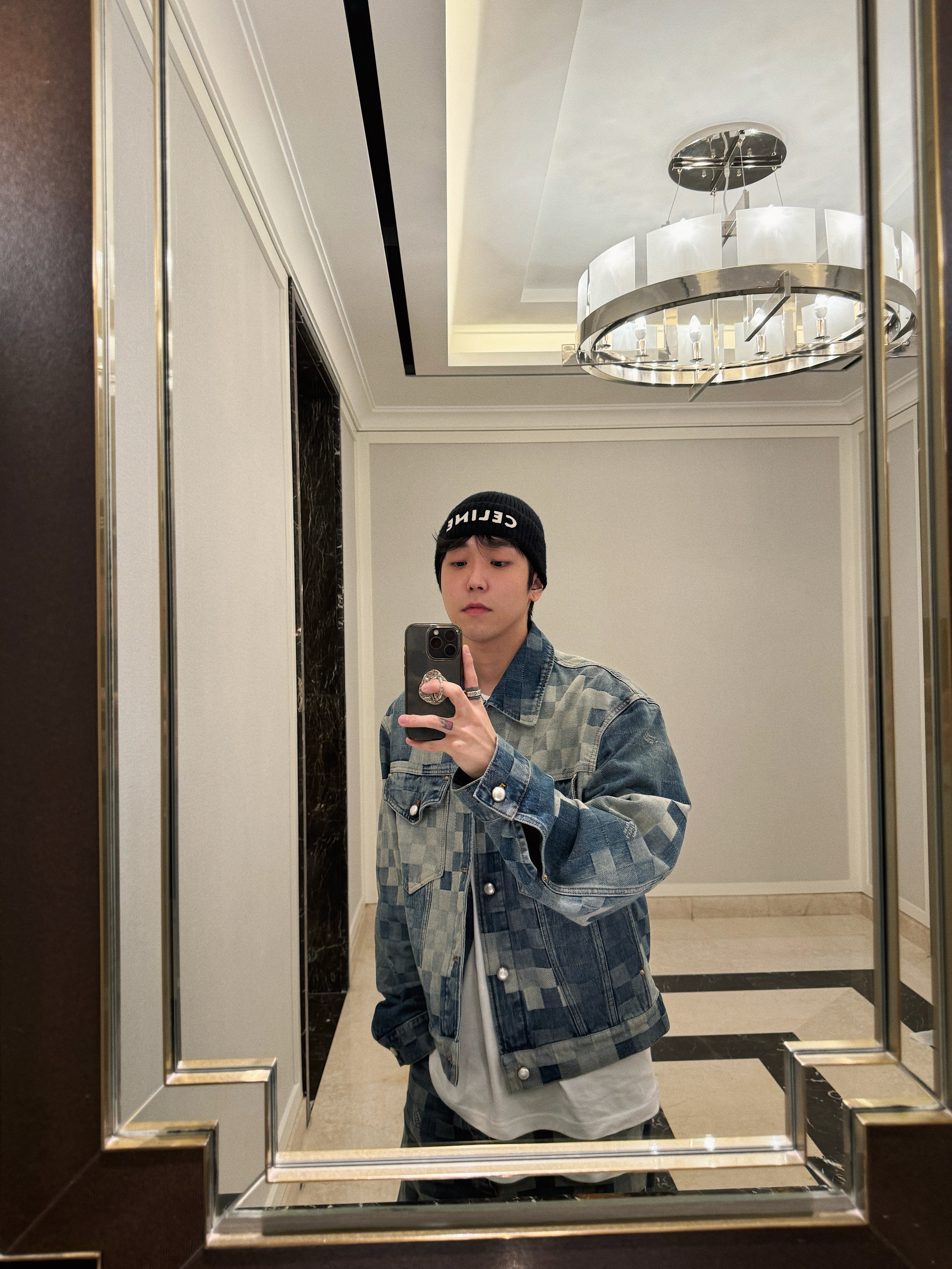 Celine Embroidered RIbbed Wool Beanie Black, Louis Vuitton Damier Classic Denim Jacket Indigo 착용 스타일 - 3