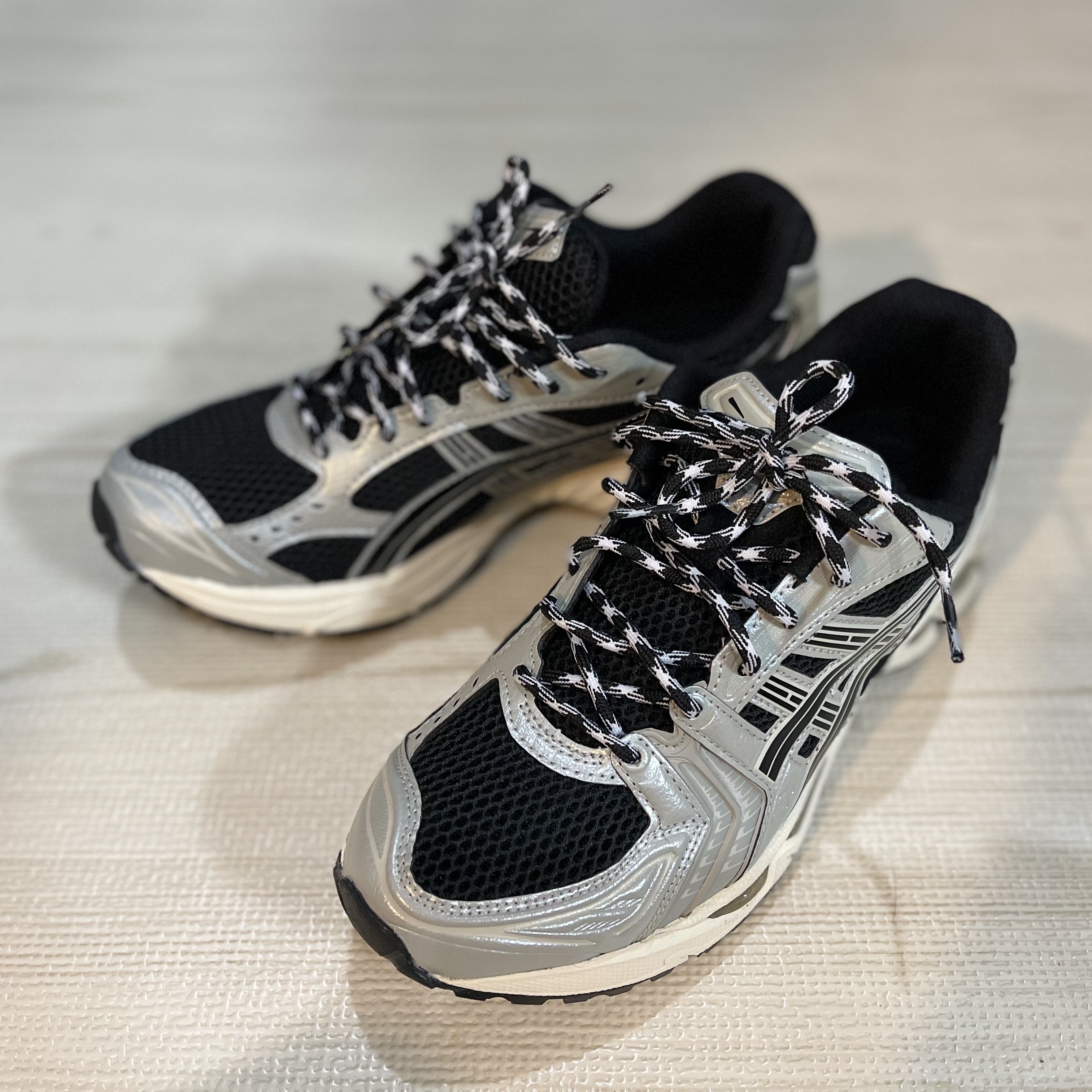 Asics Gel-Kayano 14 Black Seal Grey 착용 스타일