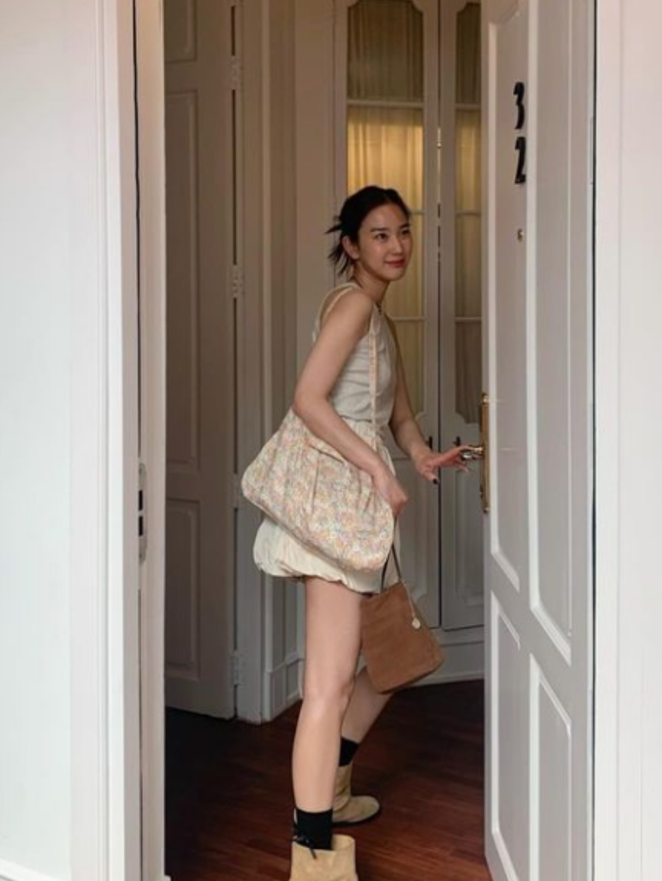 Emis Pastel Flower Corduroy Eco Bag Pink 착용 스타일 - 2