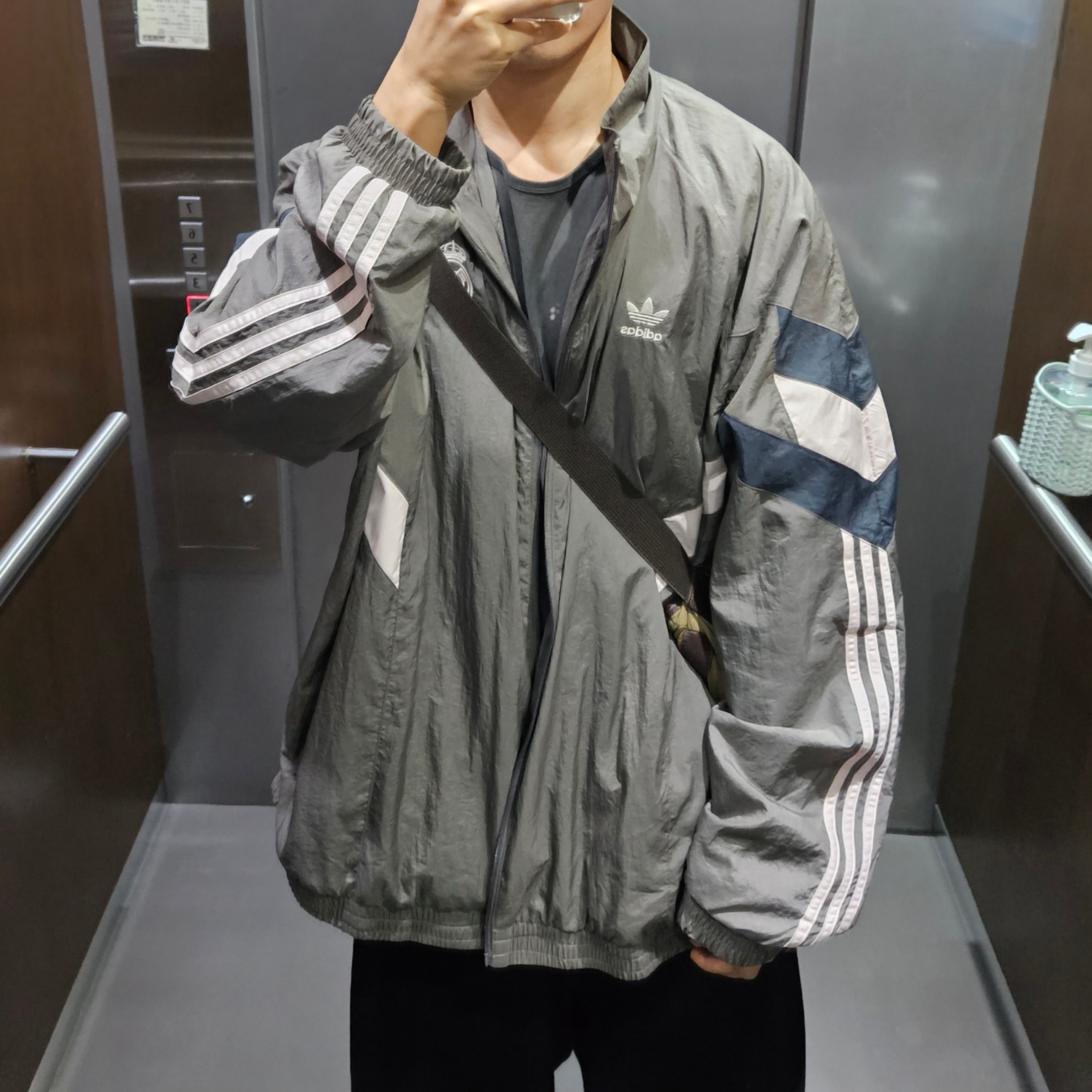 Adidas Real Madrid Originals Track Top Charcoal Grey - KR Sizing 착용 스타일 - 2