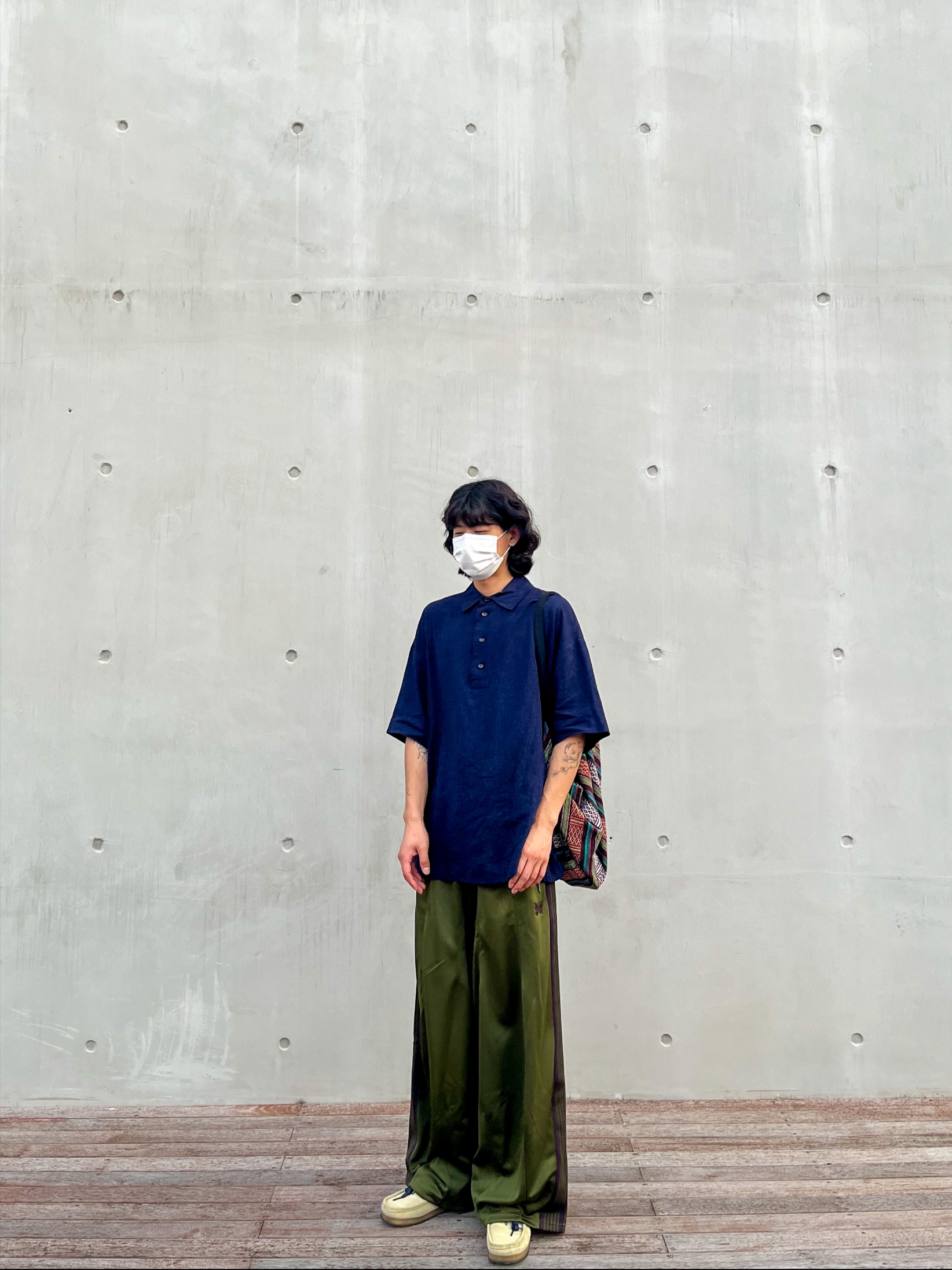 Needles H.D. Track Pants Poly Smooth Olive 착용 스타일 - 2