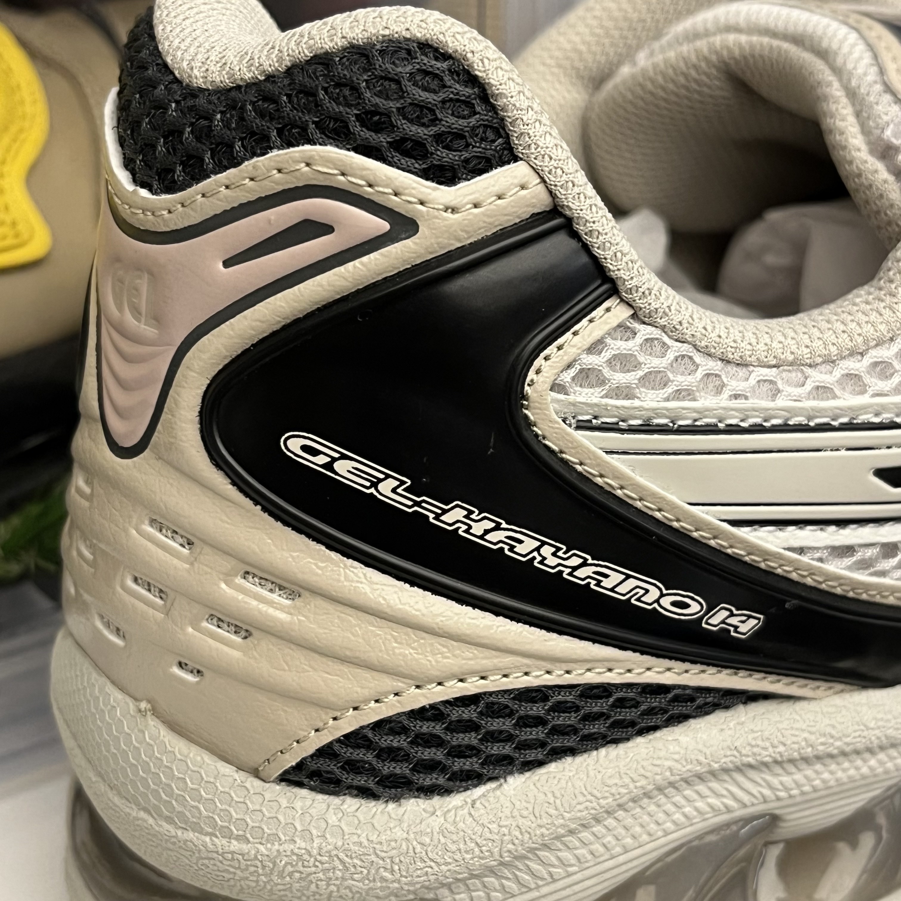 Asics Unlimited Gel-Kayano 14 Smoke Grey 착용 스타일 - 1