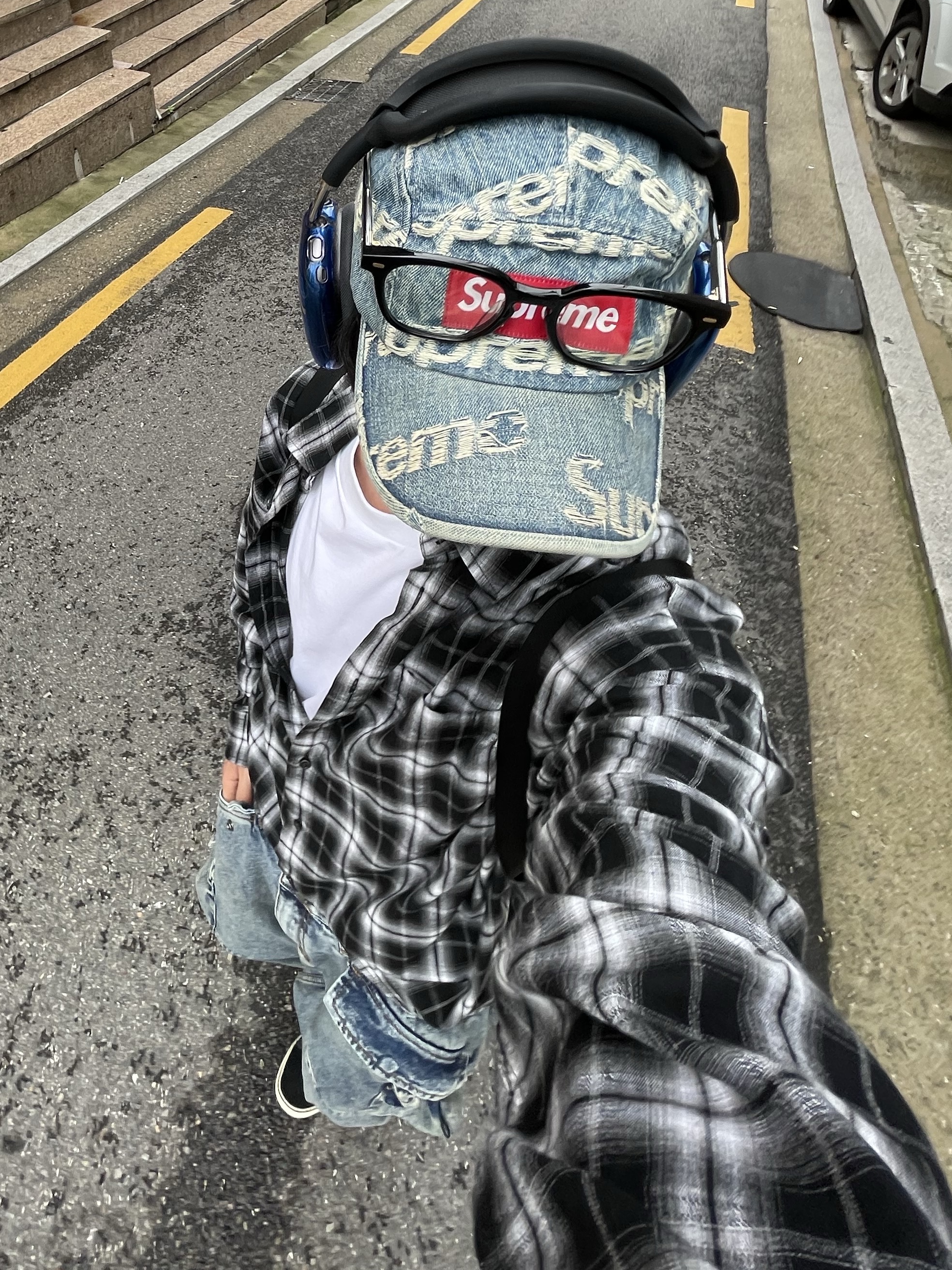 Supreme Mesh Small Backpack Black - 23SS, Supreme Frayed Logos Denim Camp Cap Blue - 21SS 착용 스타일 - 1