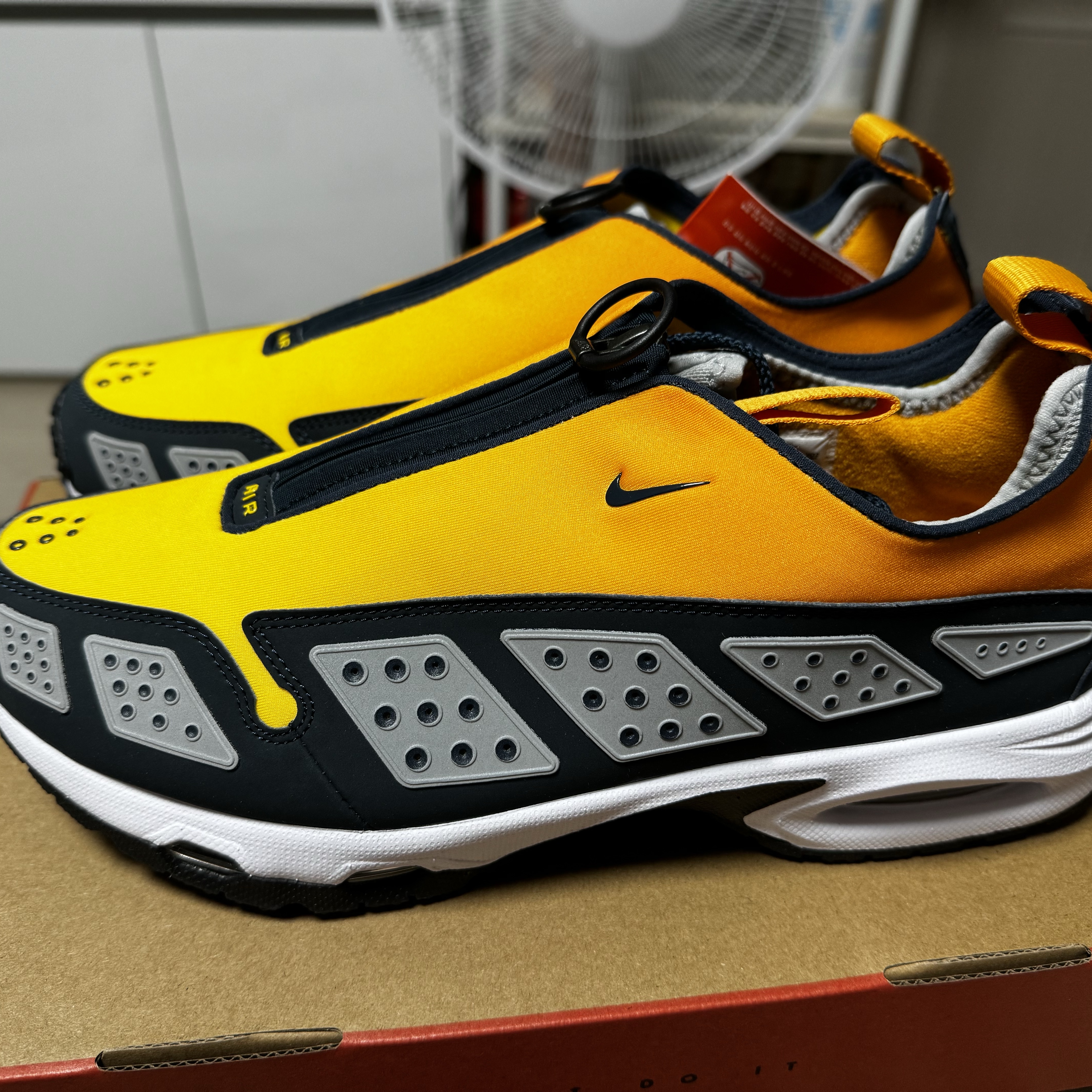 (W) Nike Air Max SNDR Hyper Pink and Black, (W) Nike Air Max SNDR Canyon Gold and Deep Ocean 착용 스타일 - 4