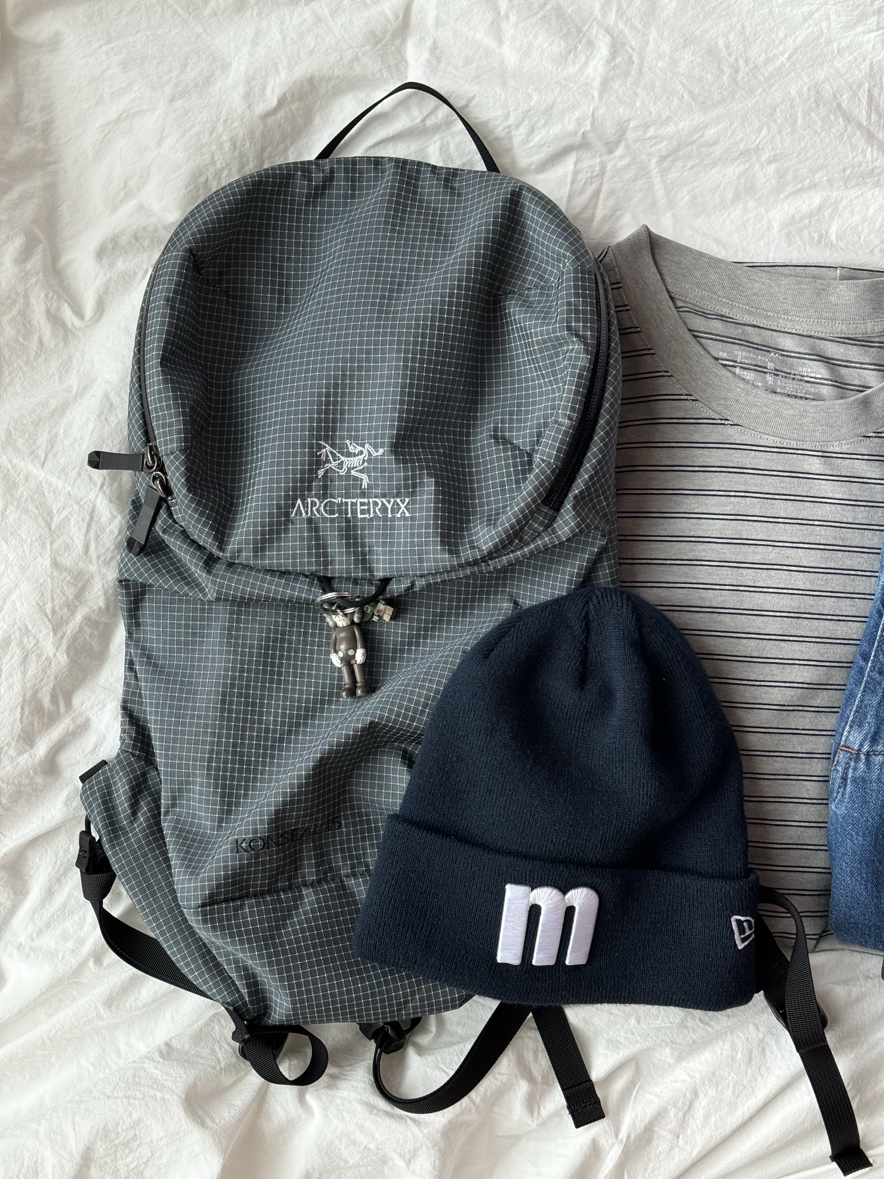 Arc'teryx Konseal 15 Backpack Neptune, (W) Nike Shox TL Black and Max Orange 착용 스타일 - 3