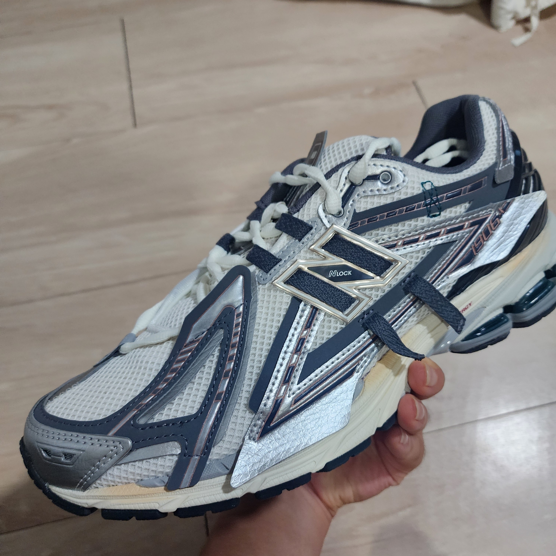 New Balance 1906A Silver Metallic Castlerock 착용 스타일