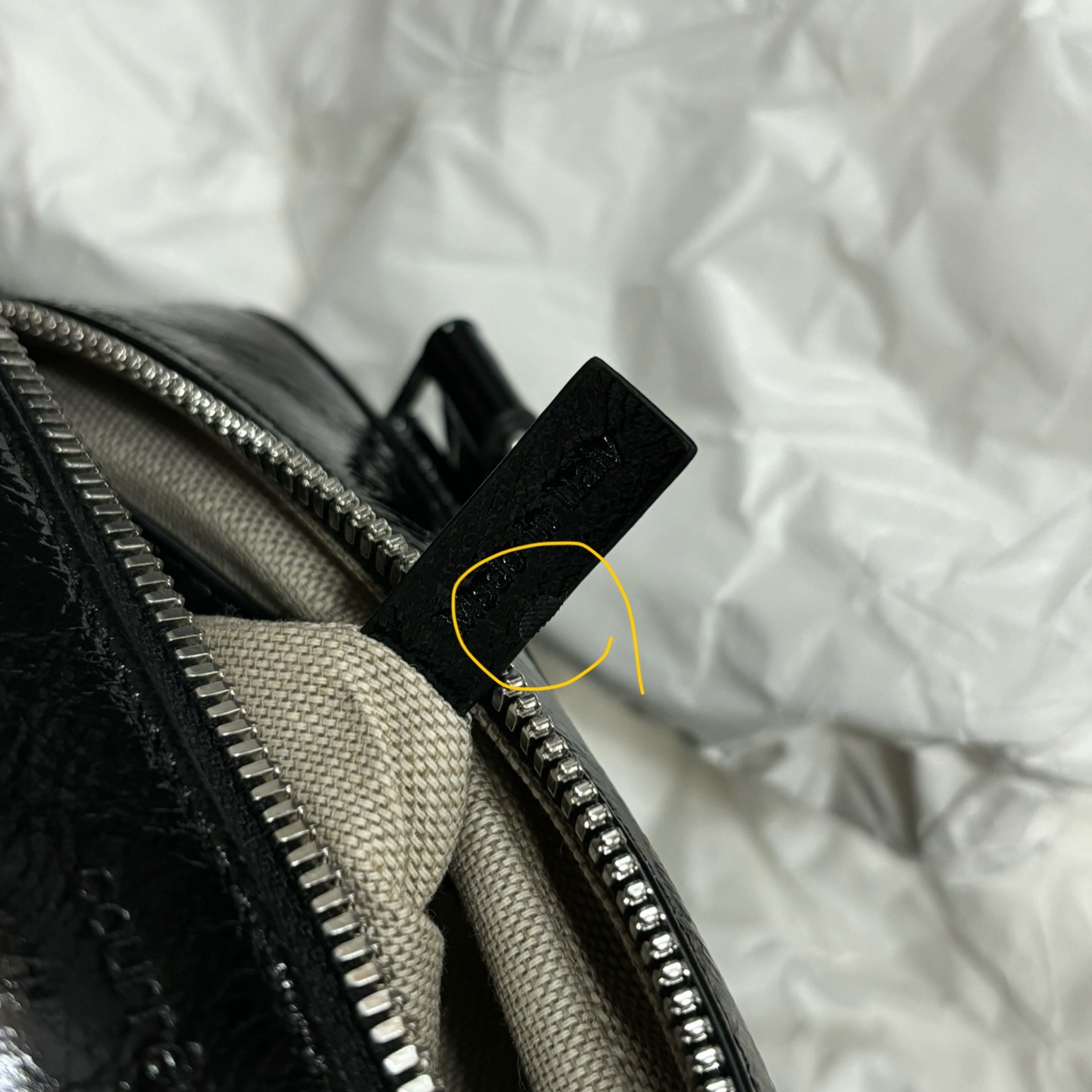 Courreges Reedition Naplack Bowling Bag Black 착용 스타일 - 3