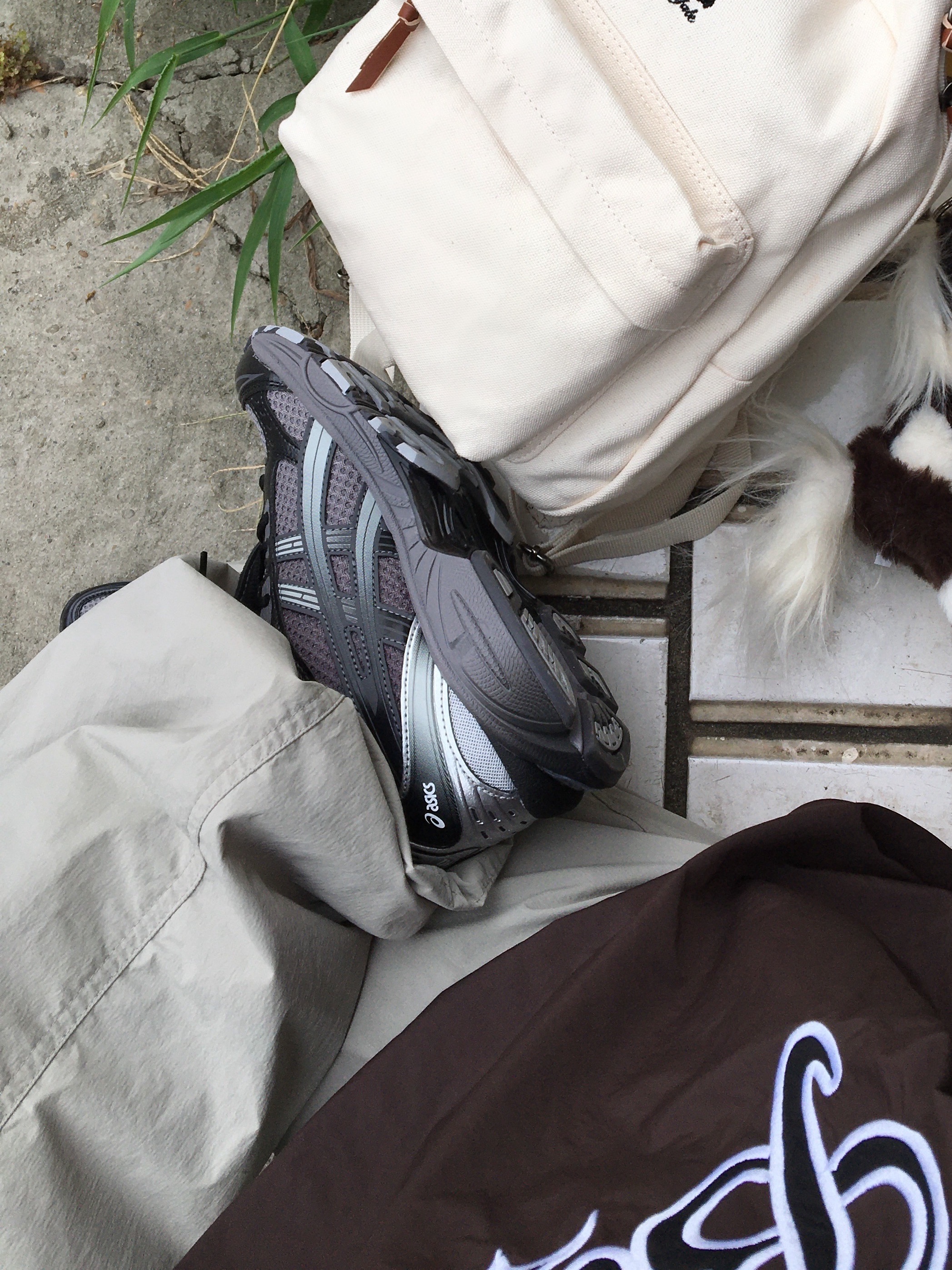 Asics x The Museum Visitor Gel-Kayano 14 Clay Grey Glacier Grey 착용 스타일 - 4