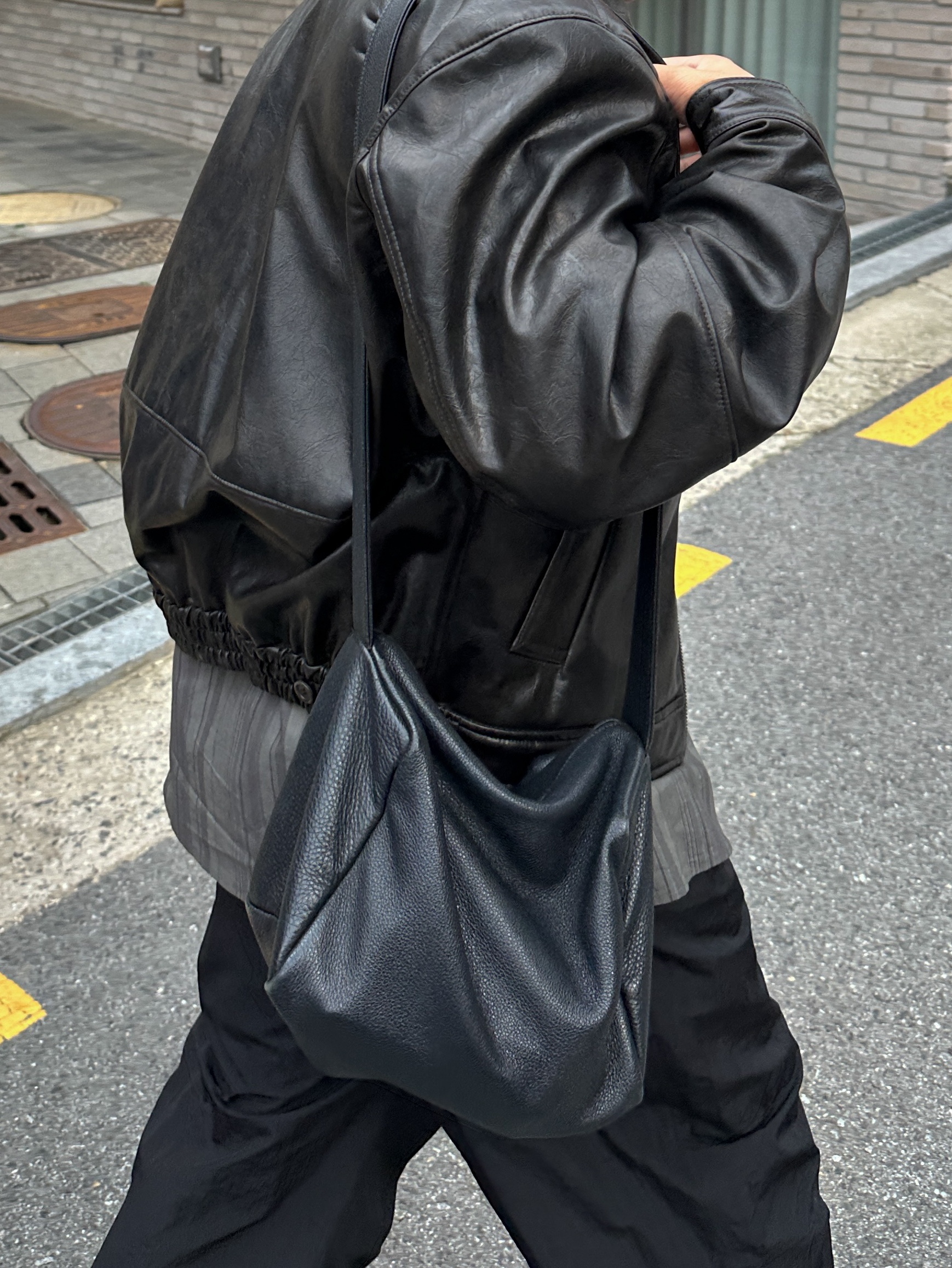 Amomento Vegan Leather Blouson Black - 24FW, Amomento Stripe Square Pocket Oversized Shirts Khaki - 24FW 착용 스타일 - 5