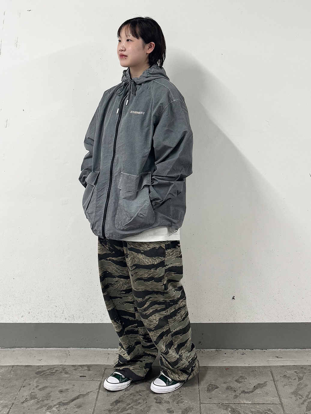 QT8 Garments BN Pigment Hoodie Windbreaker Grey, QT8 GARMENTS GB Tiger Camo Wide Banding Pant Beige 착용 스타일 - 1