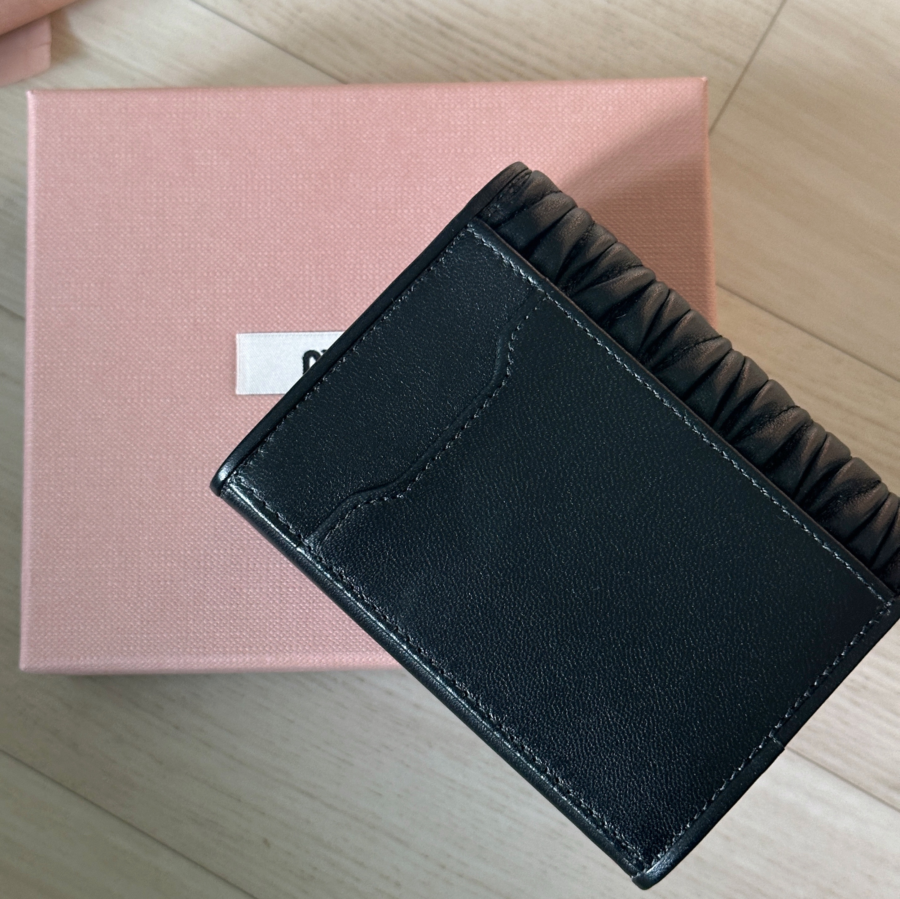 Miu Miu Matelasse Nappa Leather Card Holder Black 착용 스타일 - 2