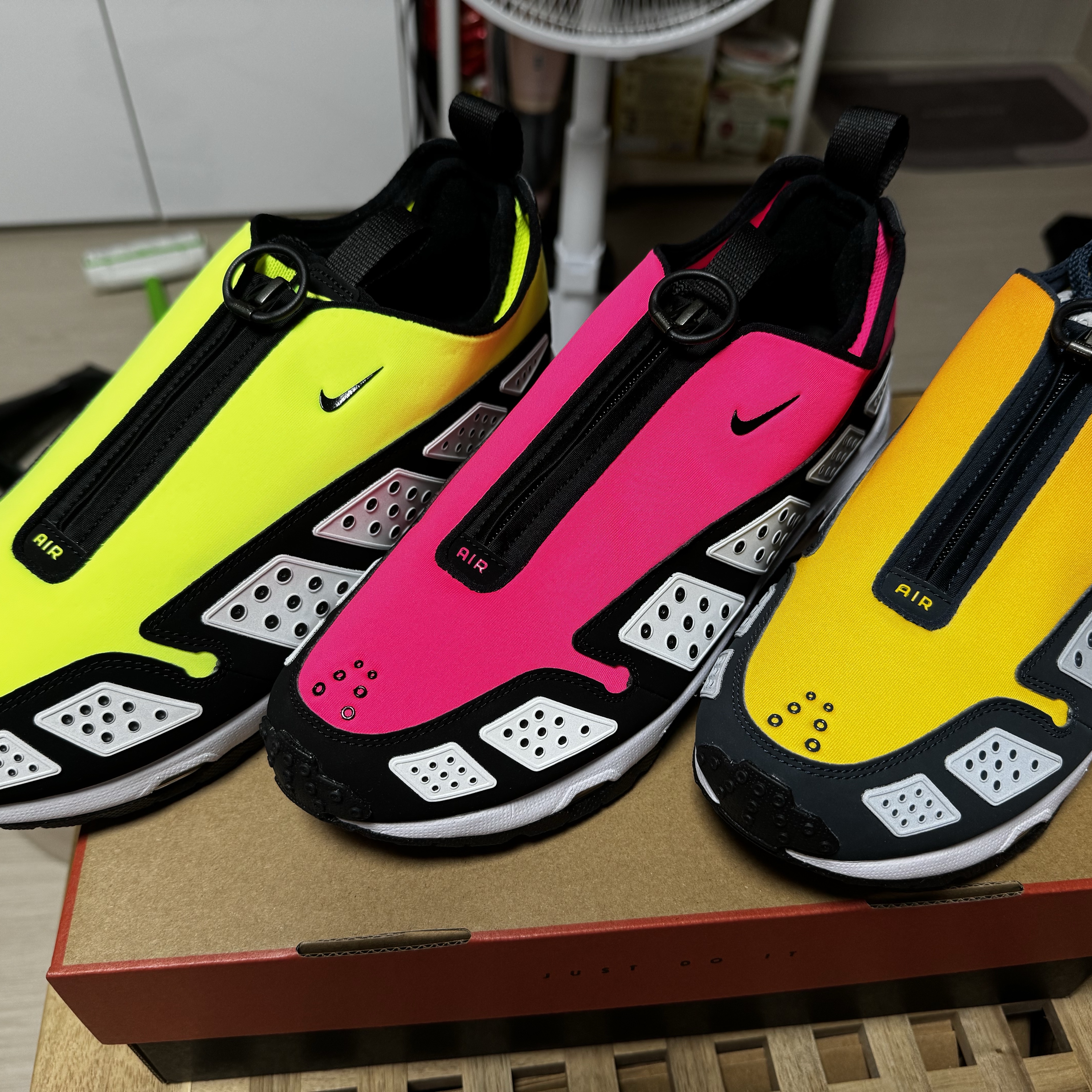 (W) Nike Air Max SNDR Hyper Pink and Black, (W) Nike Air Max SNDR Canyon Gold and Deep Ocean 착용 스타일 - 2