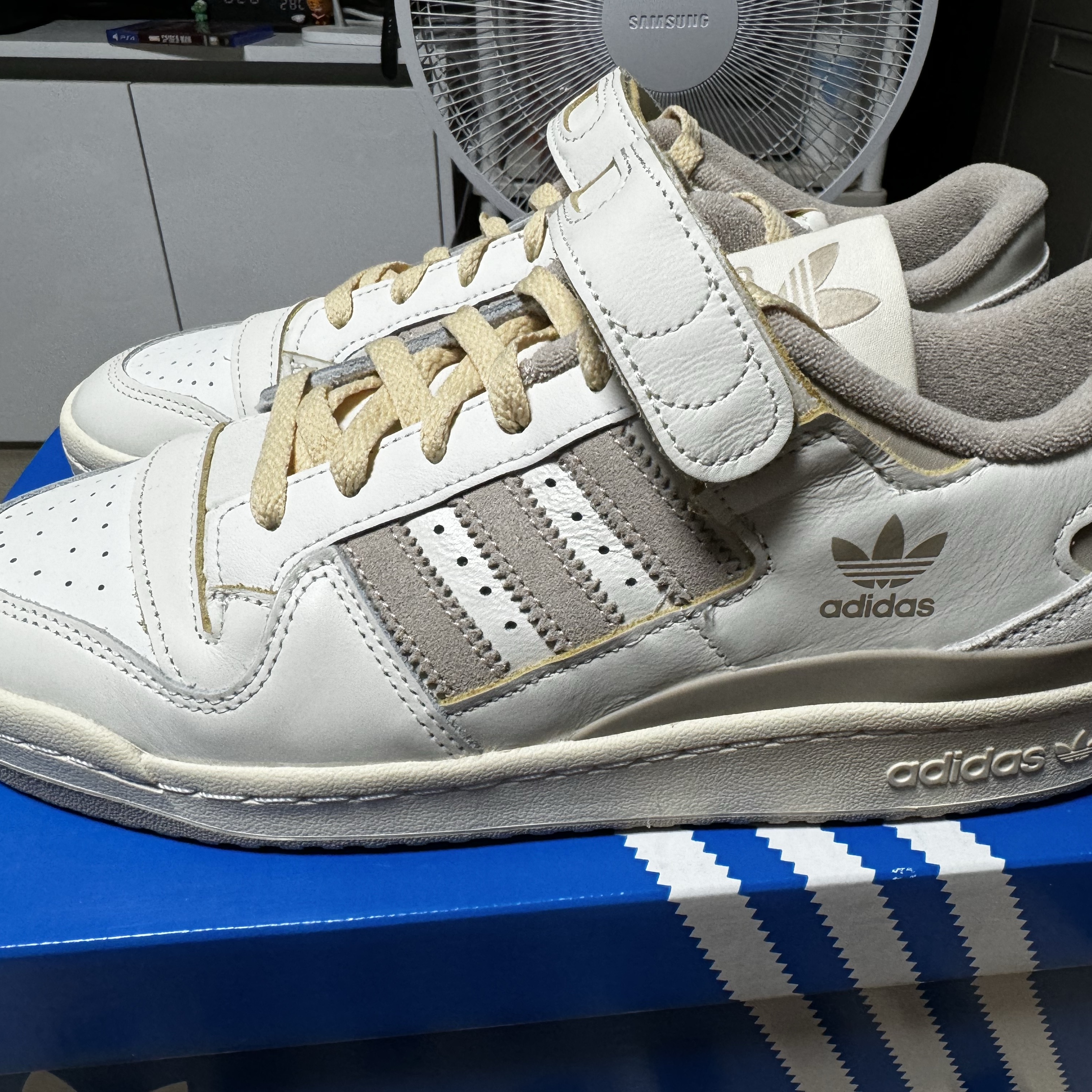 Adidas Forum 84 Low Off White Wonder Beige 착용 스타일 - 1