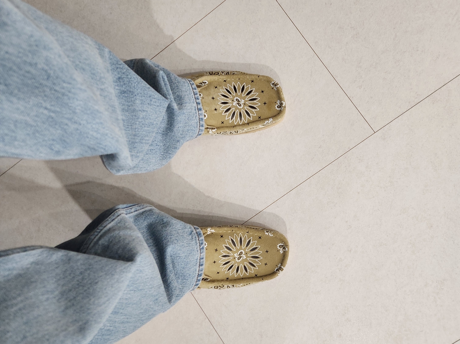 Clarks x Supreme Wallabee Bandana Khaki 착용 스타일 - 3