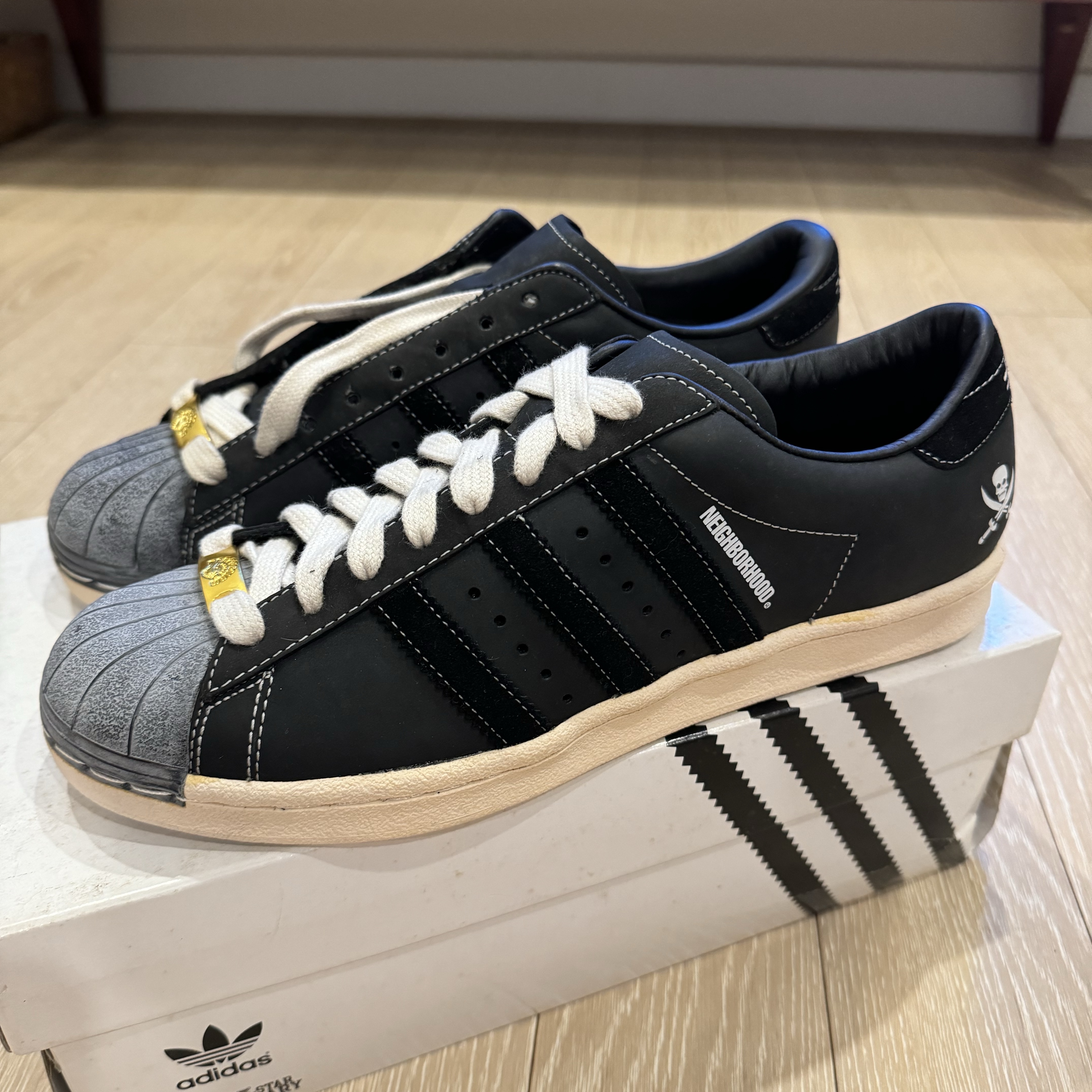 Adidas x Neighborhood Superstar N 2005 Core Black Cloud White 착용 스타일 - 1