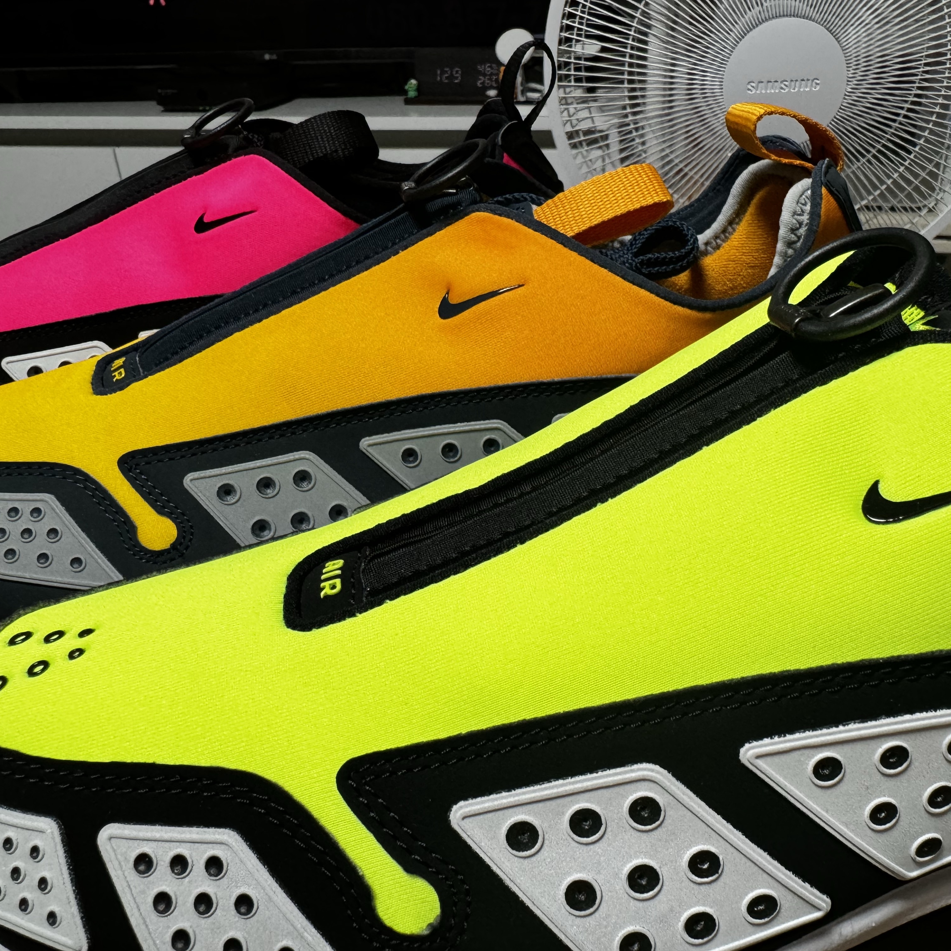 (W) Nike Air Max SNDR Hyper Pink and Black, (W) Nike Air Max SNDR Canyon Gold and Deep Ocean 착용 스타일 - 3