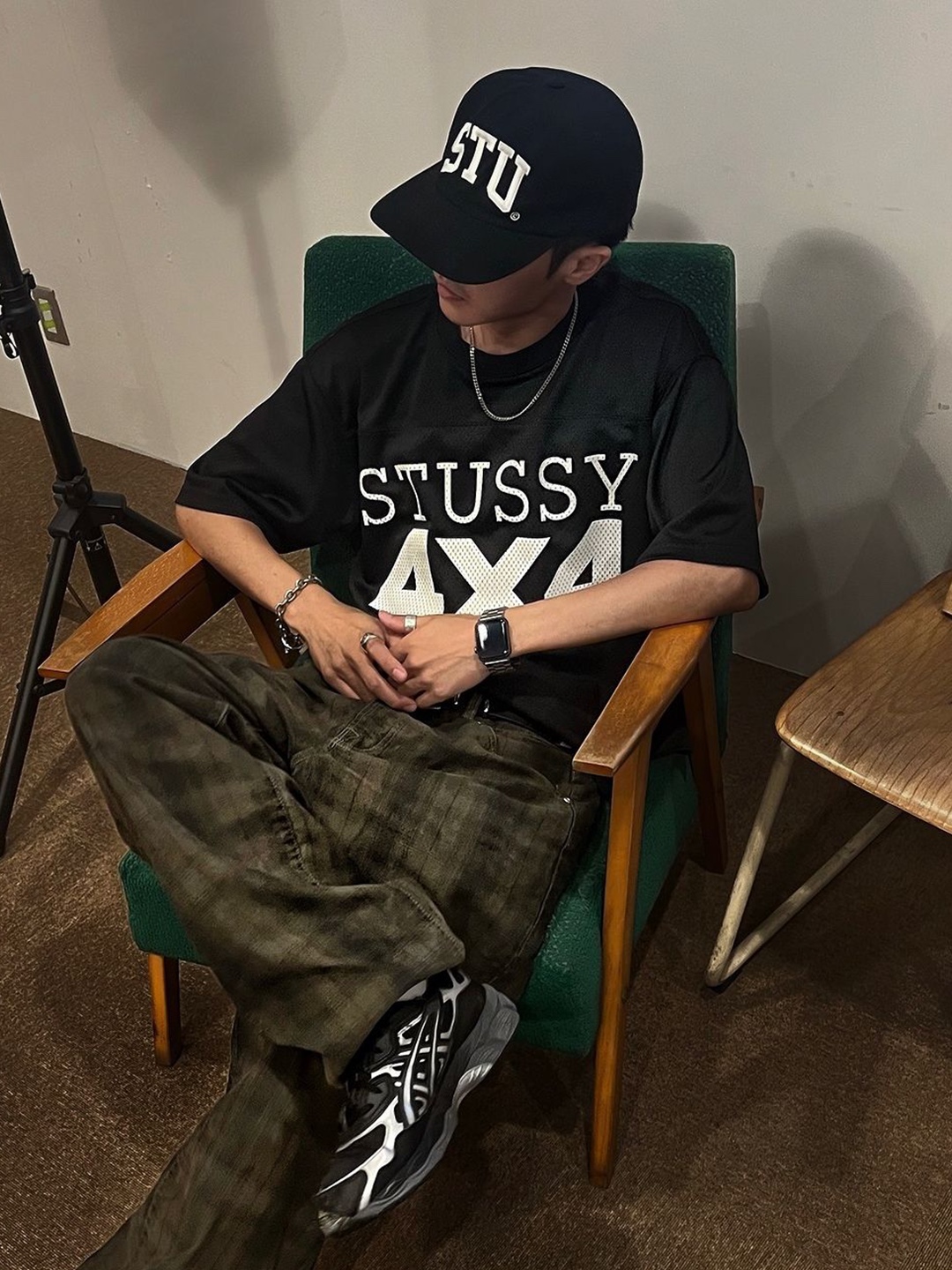 Stussy Stu Arch Strapback Cap Black, Stussy Mid-Depth Stu Arch Strapback Cap True Black 착용 스타일 - 3