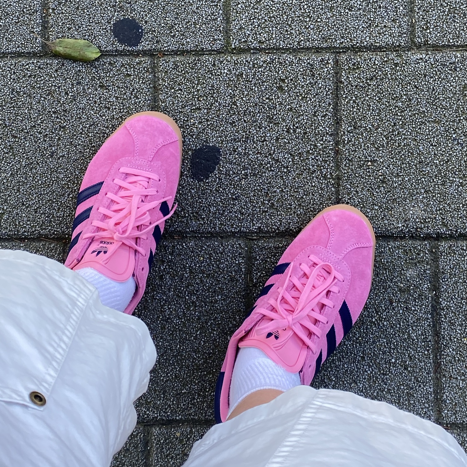 Adidas Gazelle 85 Bliss Pink Dark Blue 착용 스타일
