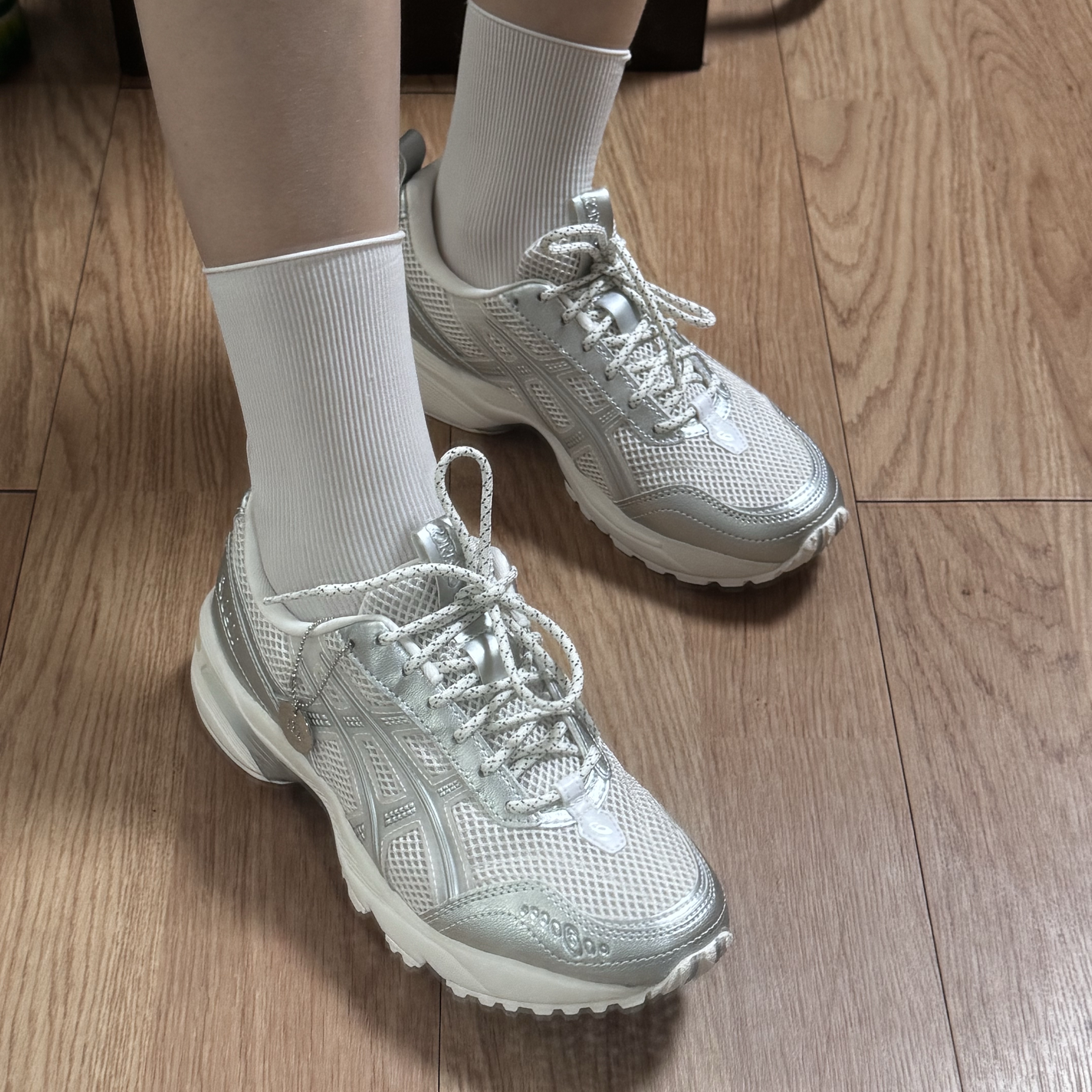 (W) Asics x Snidel Gel-1090 V2 Silver 착용 스타일