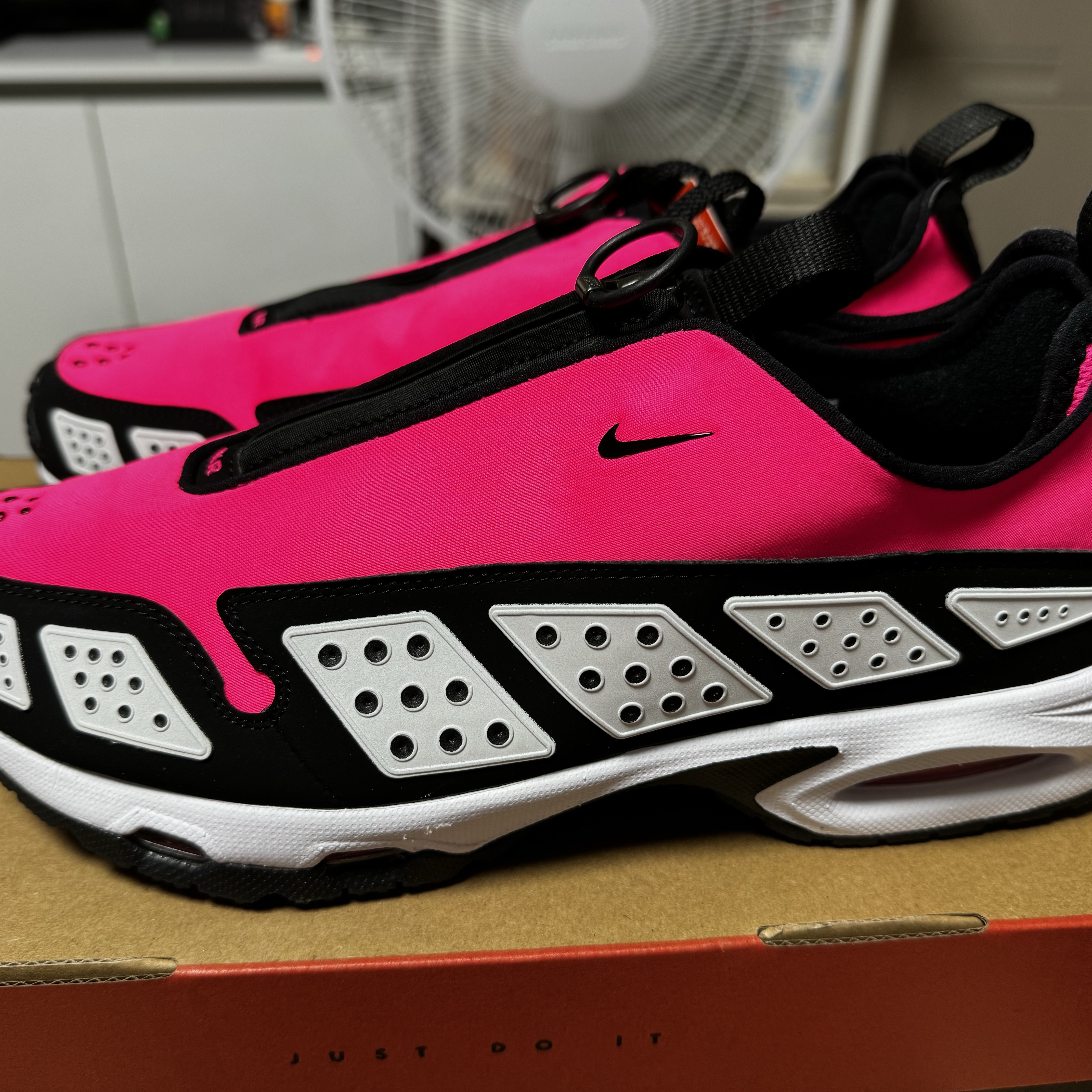 (W) Nike Air Max SNDR Hyper Pink and Black, (W) Nike Air Max SNDR Canyon Gold and Deep Ocean 착용 스타일 - 8