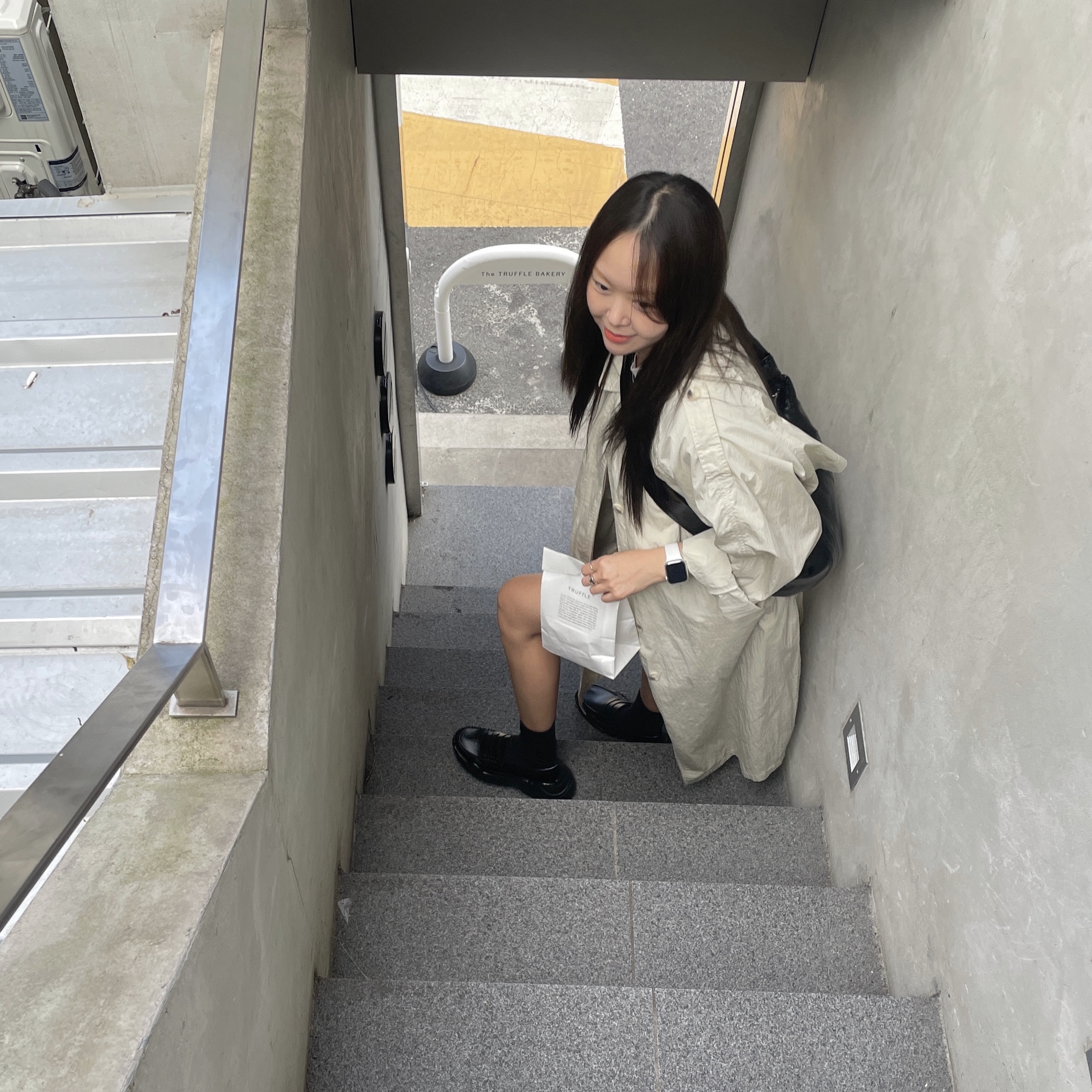 Lemaire Medium Croissant Bag Soft Nappa Leather Black, (W) Akikoaoki Regulated Gravity Black 착용 스타일 - 2