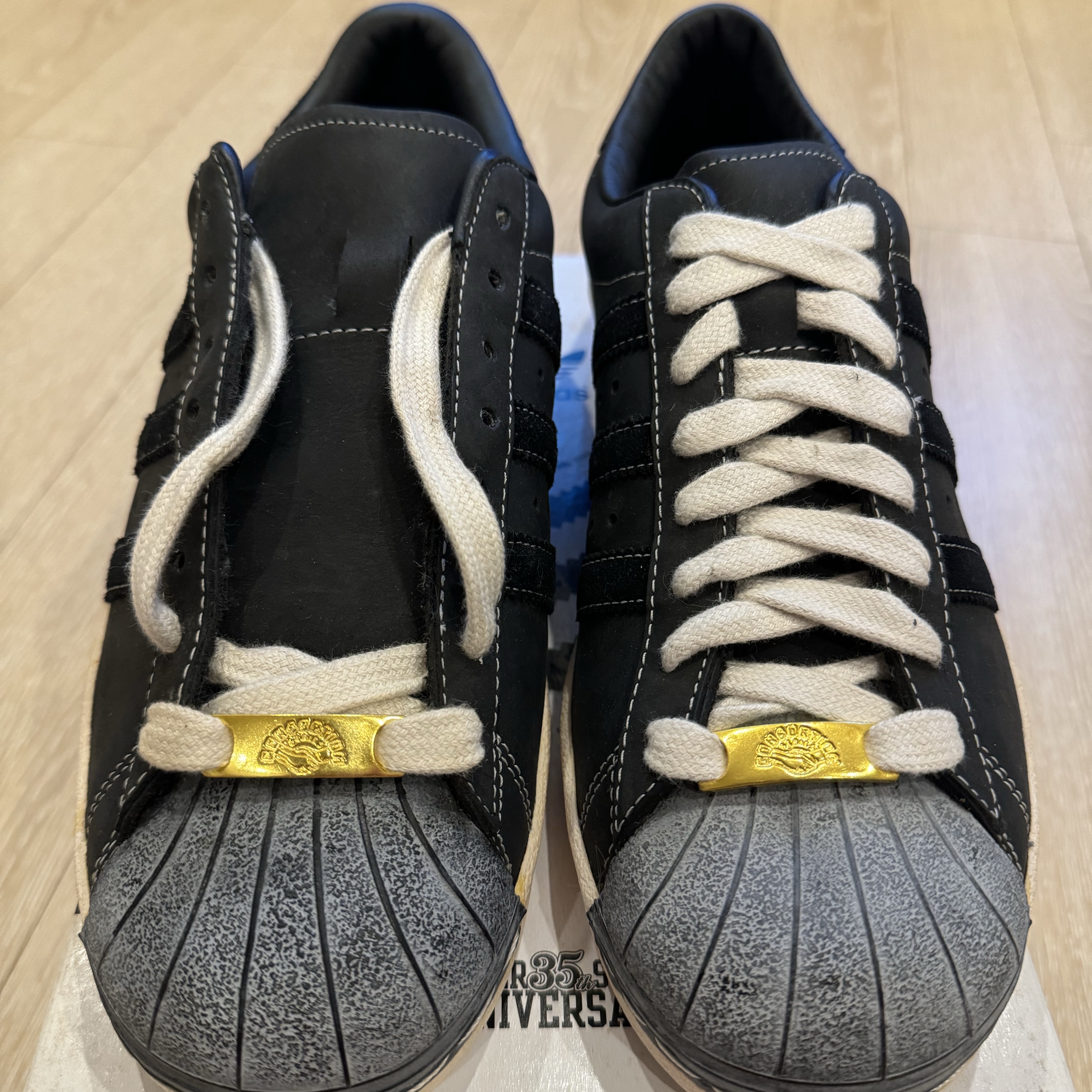 Adidas x Neighborhood Superstar N 2005 Core Black Cloud White 착용 스타일 - 2