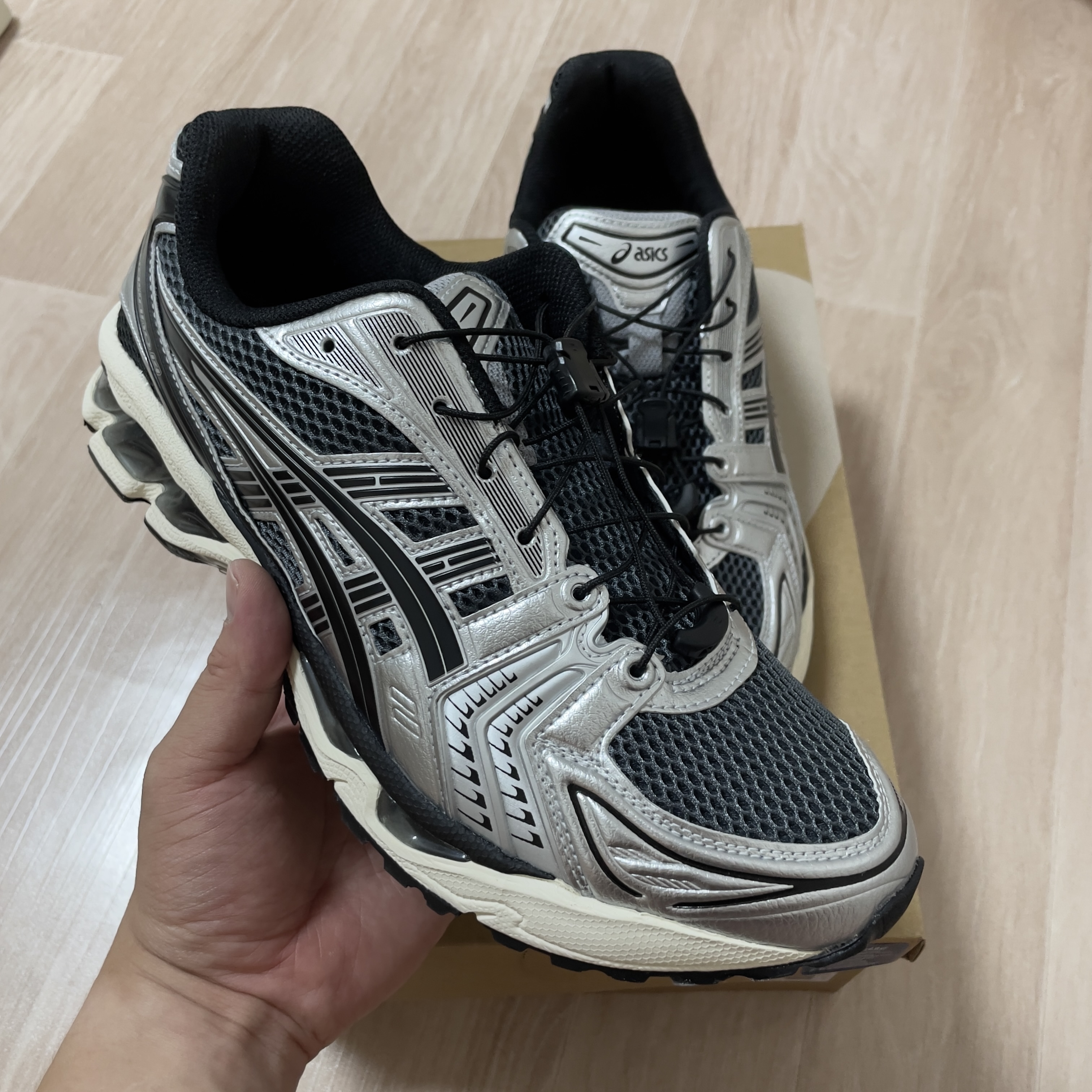Asics Unlimited Gel-Kayano 14 Carrier Grey Black 착용 스타일