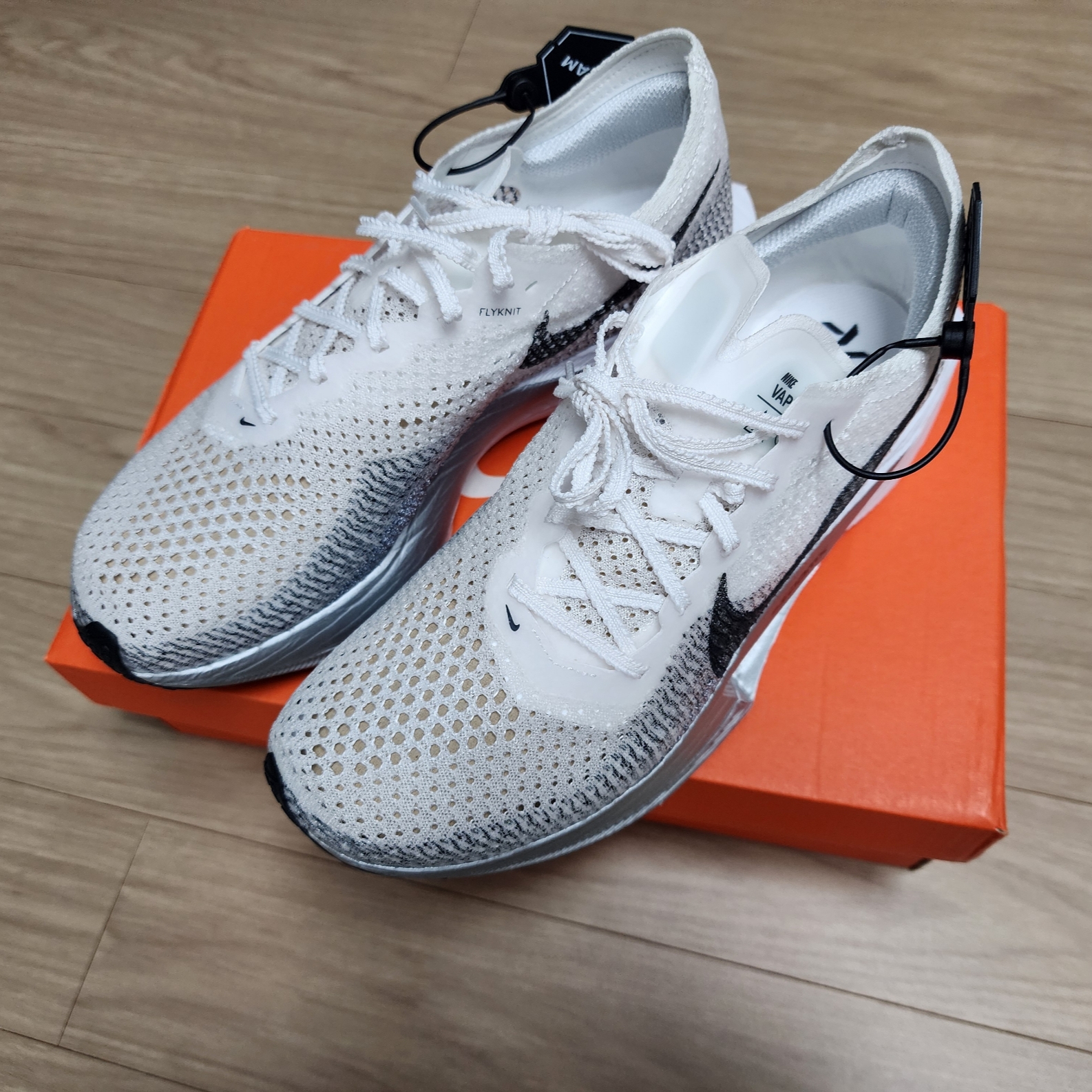 Nike ZoomX Vaporfly Next% 3 White Grey 착용 스타일 - 1