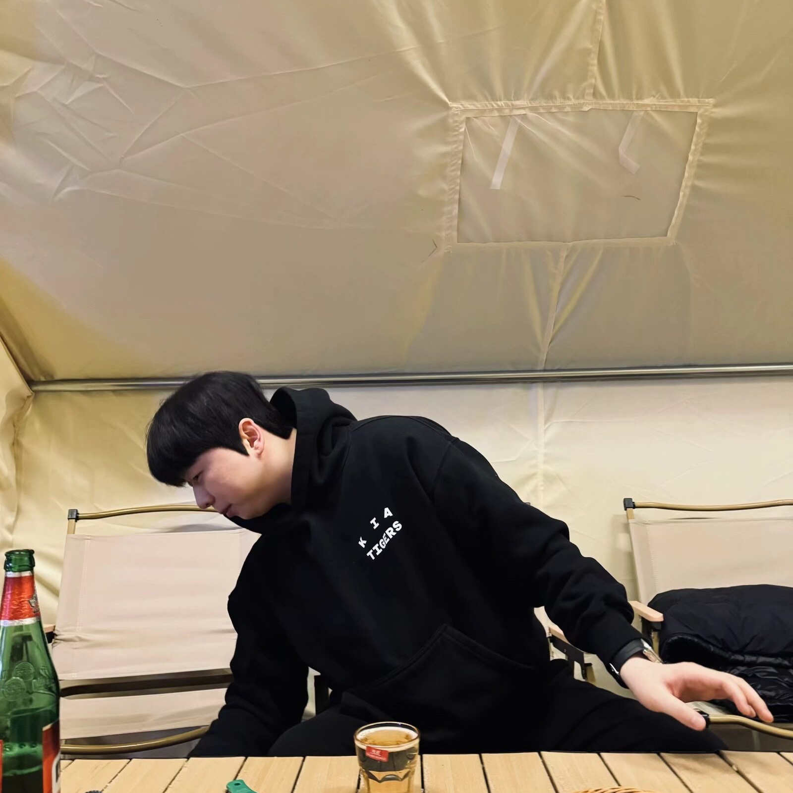 Kia Tigers x IAB Studio Brand Day Hoodie Black 착용 스타일