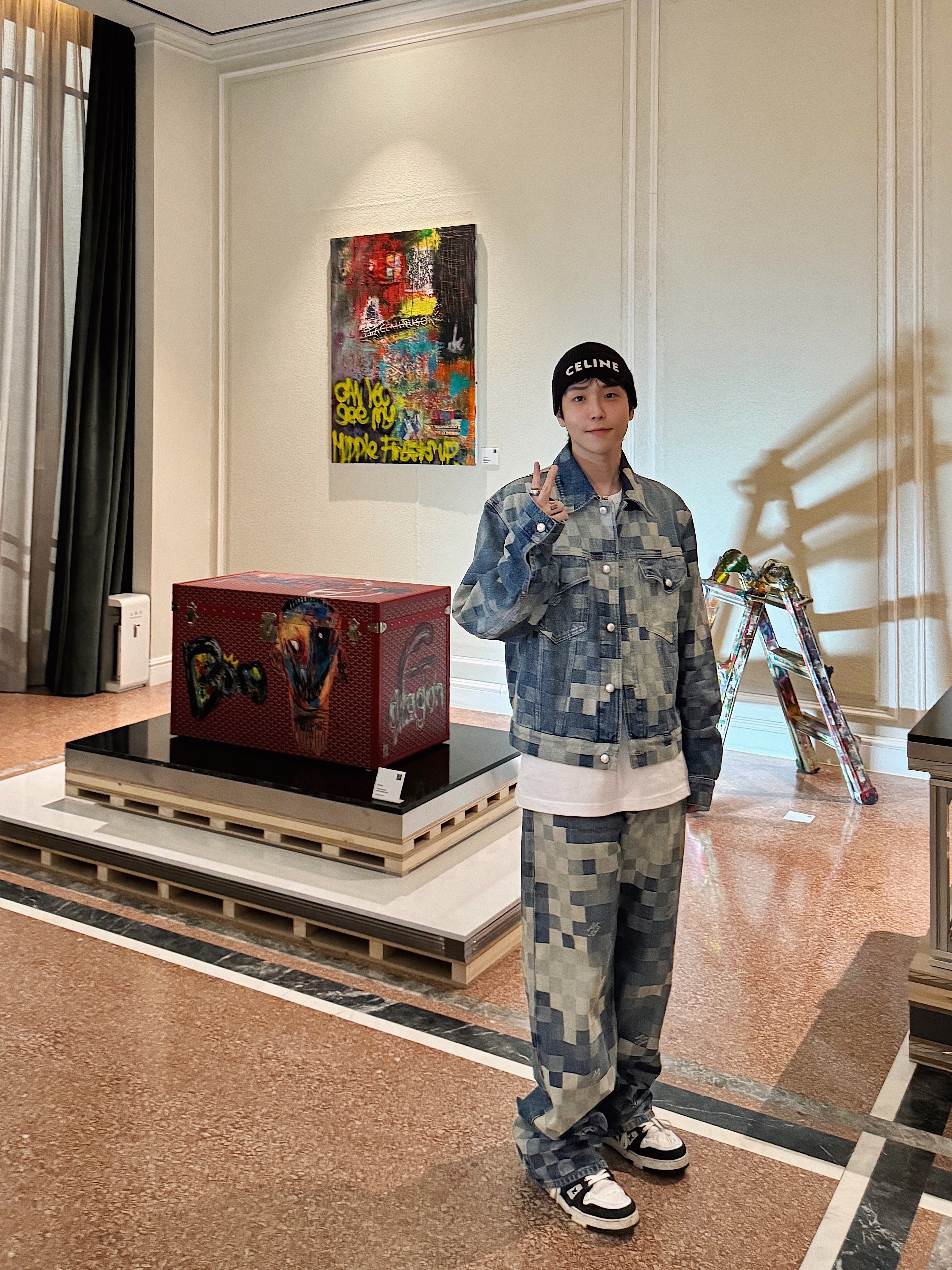 Celine Embroidered RIbbed Wool Beanie Black, Louis Vuitton Damier Classic Denim Jacket Indigo 착용 스타일 - 1