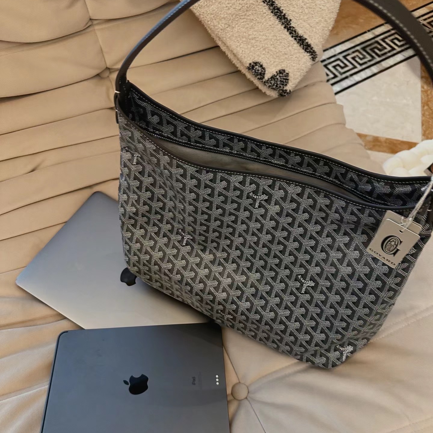 Goyard Boheme Hobo PM Bag Grey 착용 스타일