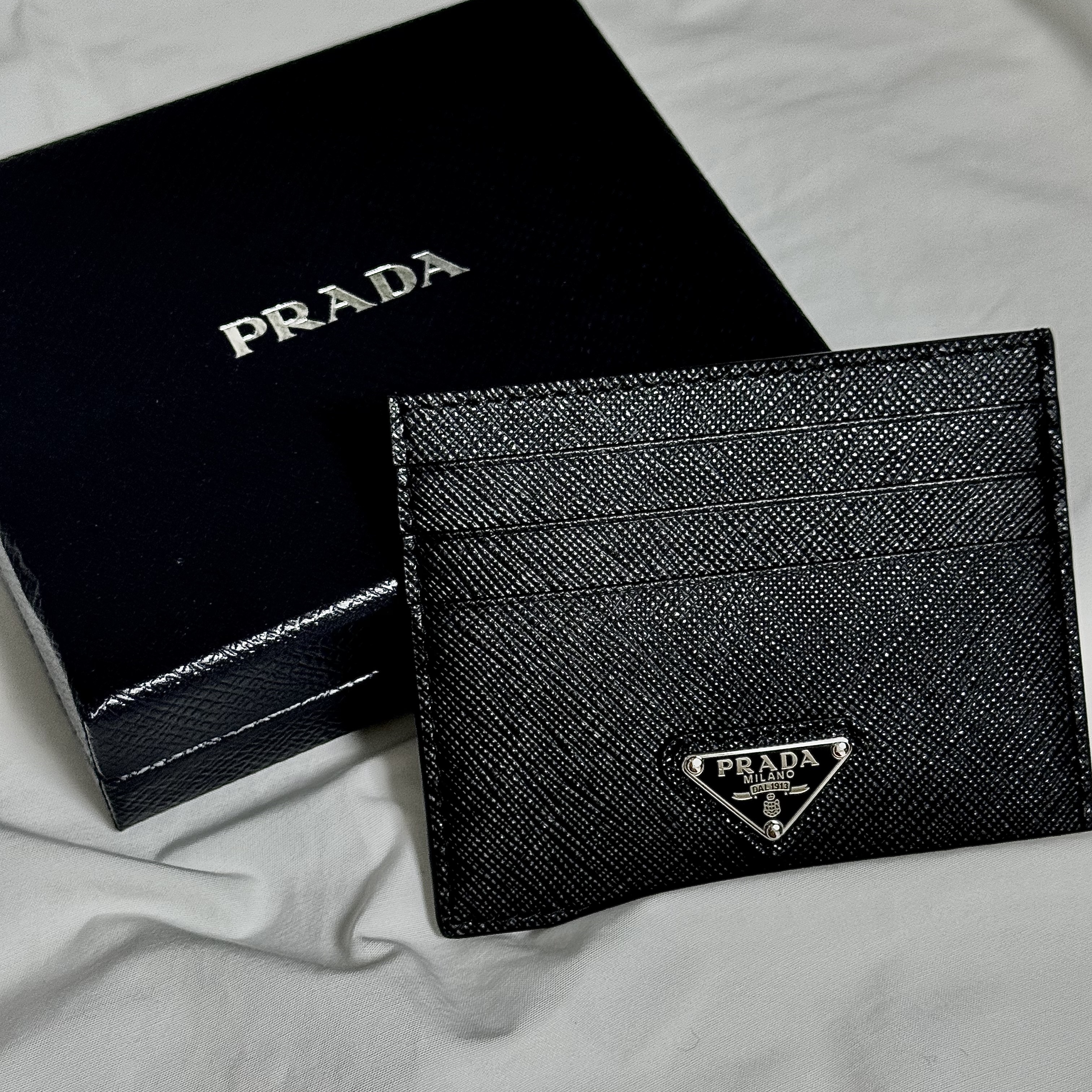 Prada Saffiano Leather Triangle Logo Card Holder Black Silver 착용 스타일
