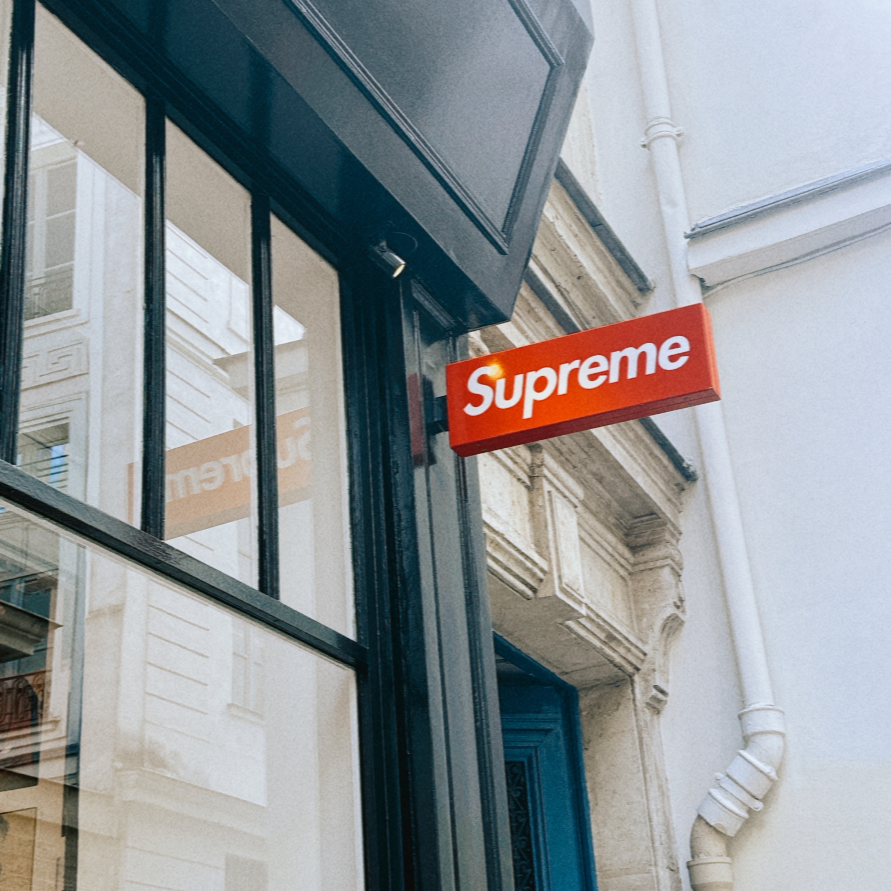 Oofos OOriginal Black, Supreme Small Box Shirt Washed Blue - 24SS 착용 스타일 - 2