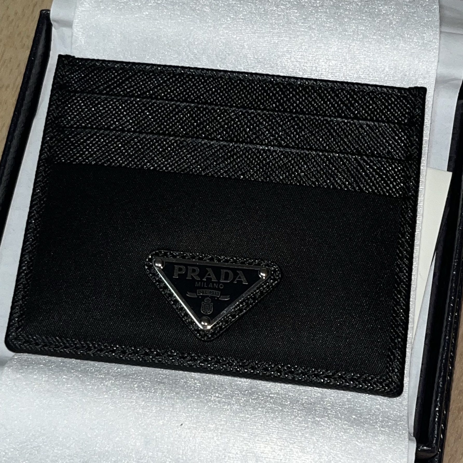 Prada Re-Nylon Saffiano Leather Card Holder Black 착용 스타일