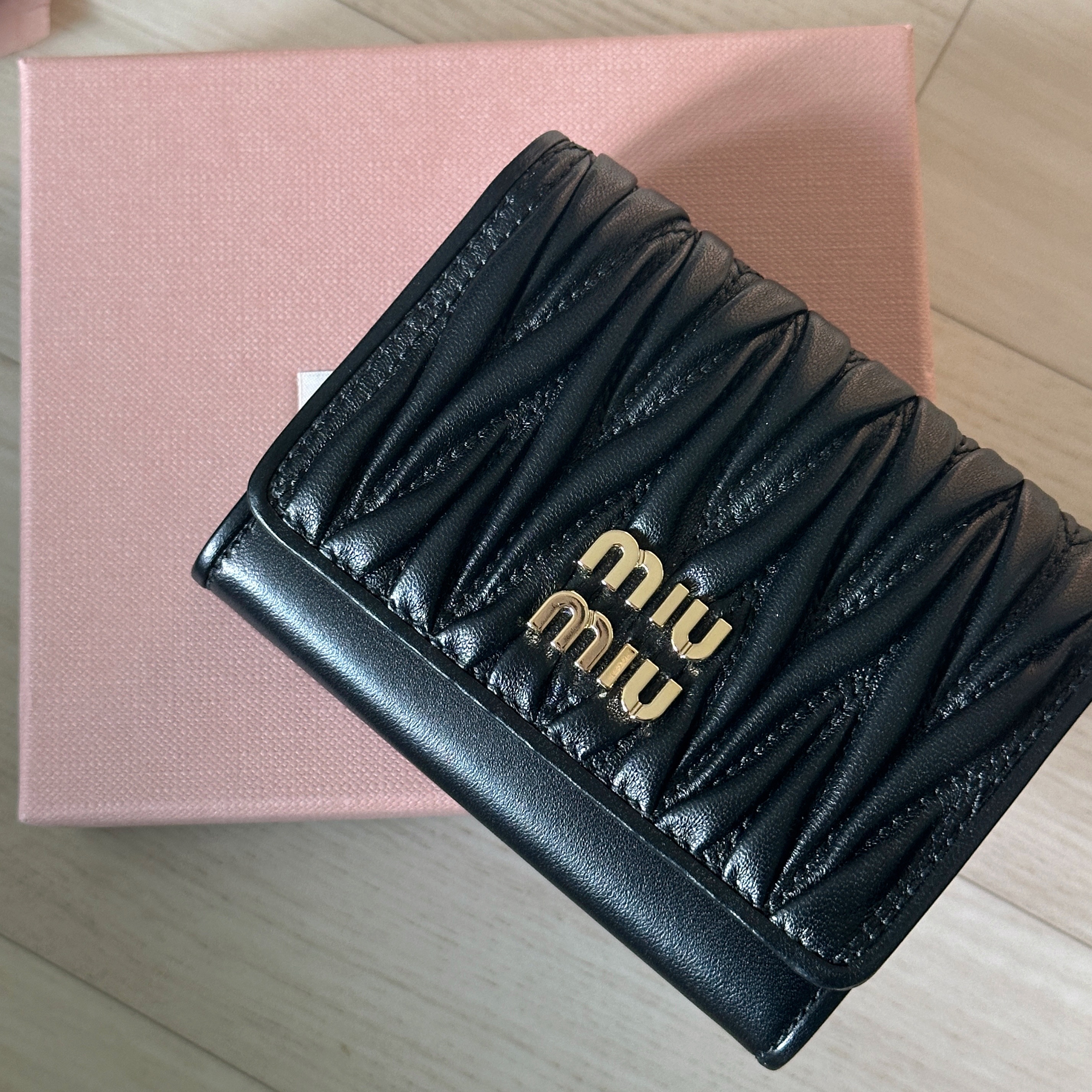 Miu Miu Matelasse Nappa Leather Card Holder Black 착용 스타일 - 1