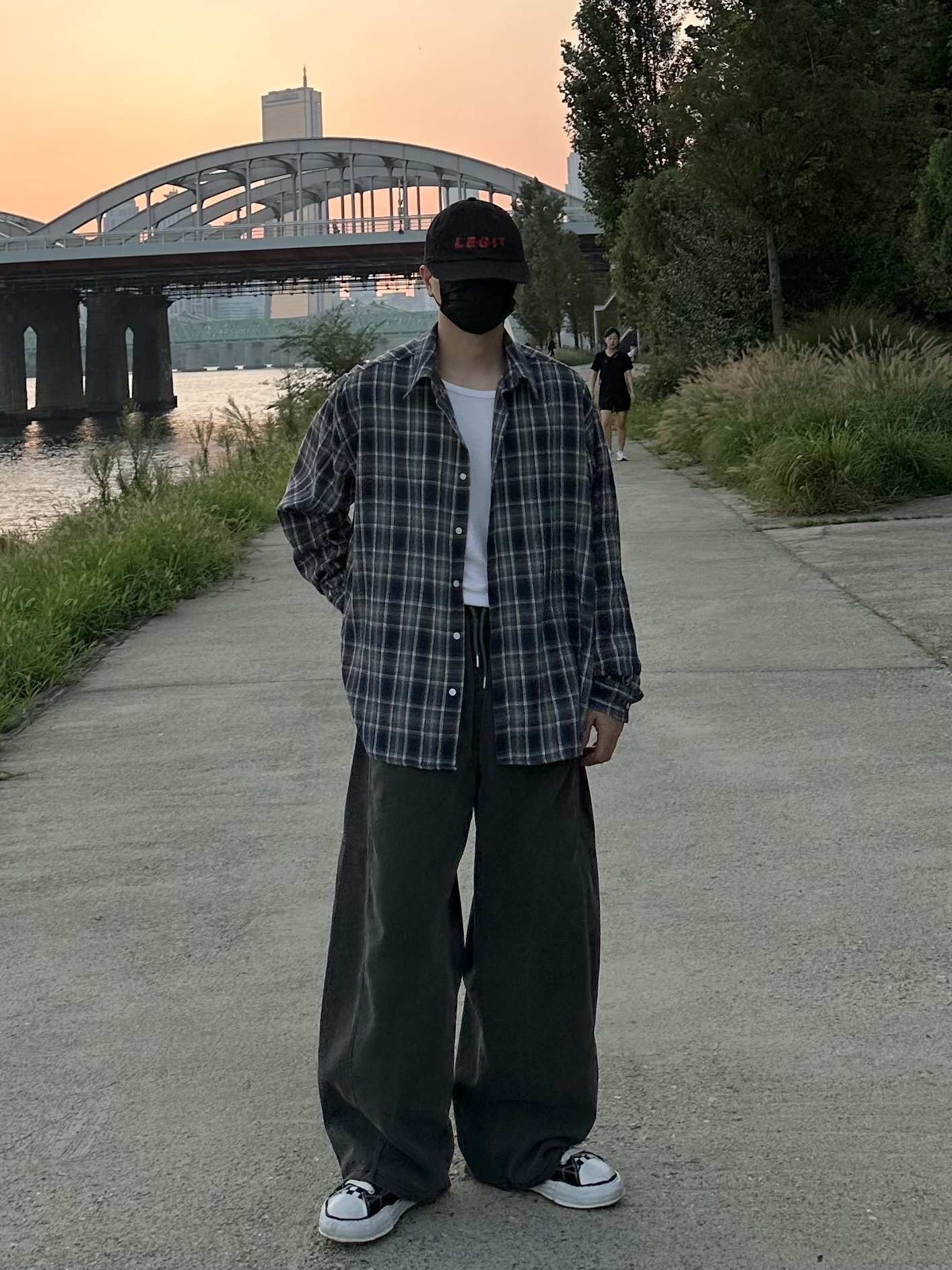 Maison Mihara Yasuhiro Peterson OG Sole Canvas Low Sneakers Black, Maison Mihara Yasuhiro Peterson23 OG Sole Canvas Low-top Sneakers Black 착용 스타일 - 2
