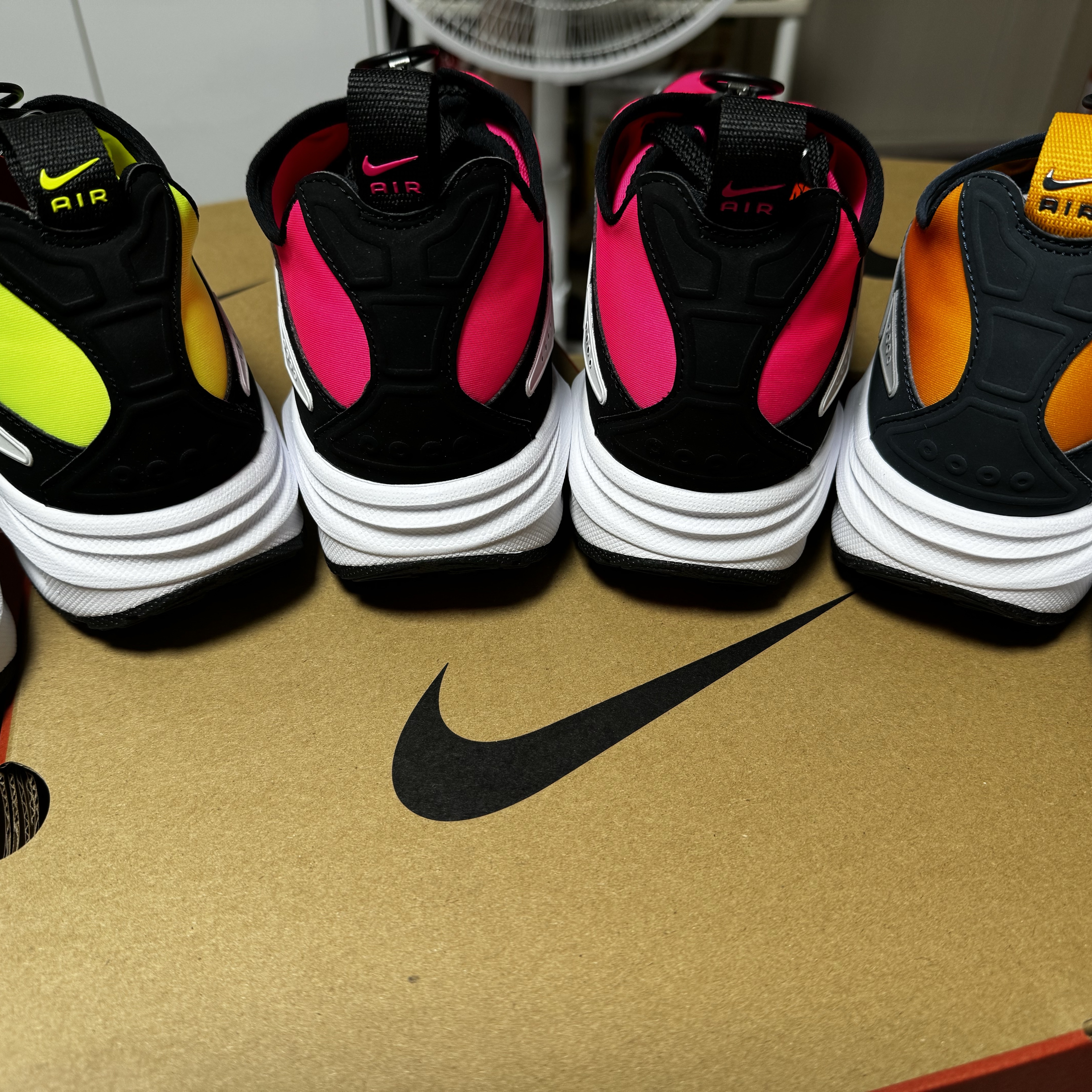 (W) Nike Air Max SNDR Hyper Pink and Black, (W) Nike Air Max SNDR Canyon Gold and Deep Ocean 착용 스타일 - 10