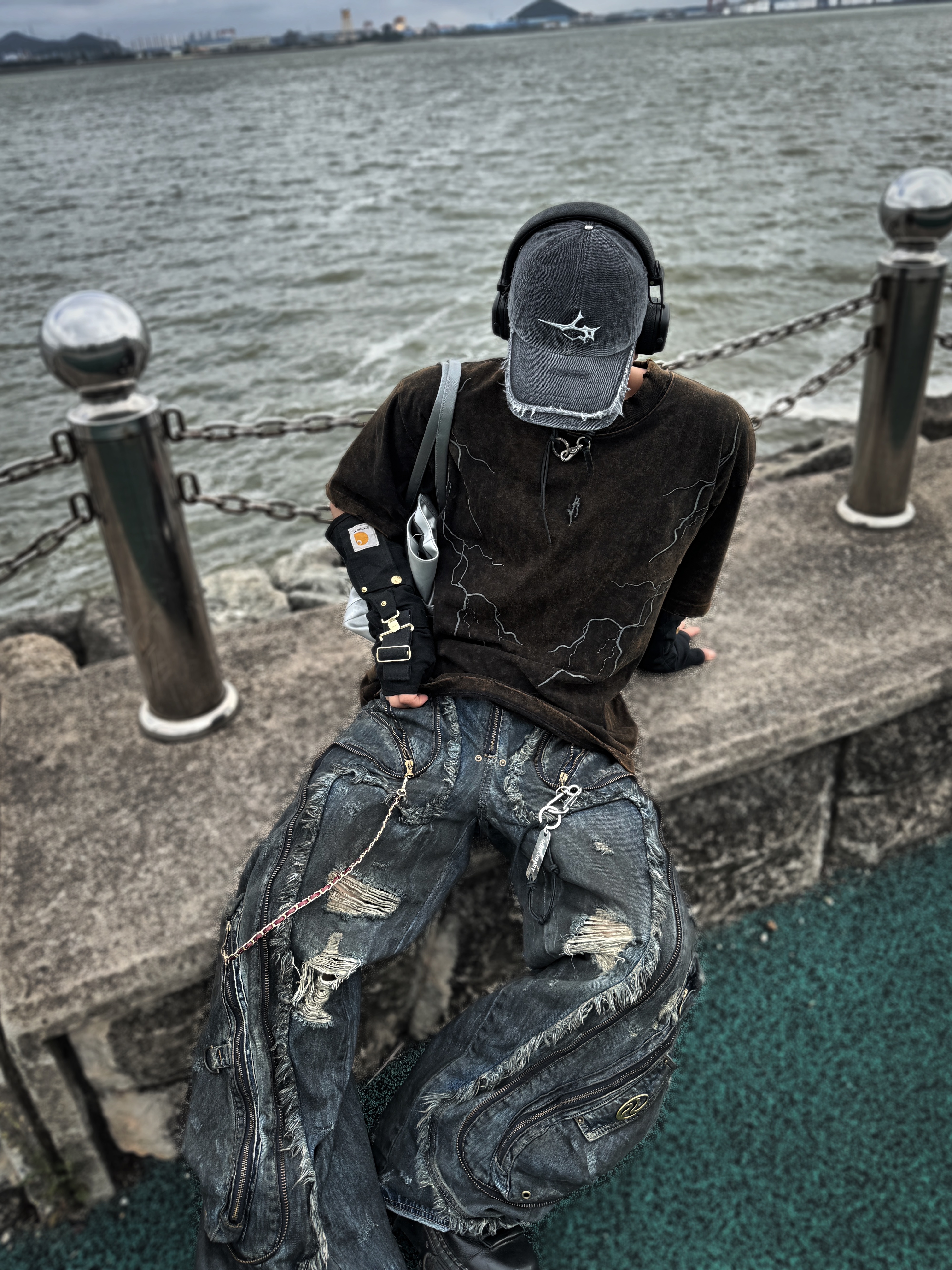 Marshall Major V Black (Korean Ver.), Our Legacy Ladon Leather Key Ring Black 착용 스타일 - 1