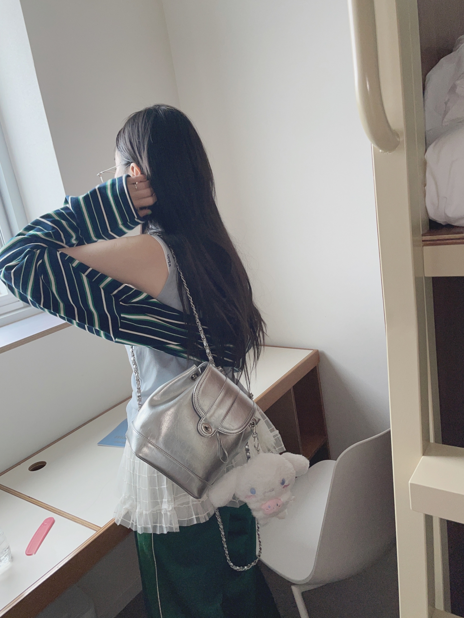 Mischief Drawstring Duffle Bag Light Melange Grey, COS Quilted Oversized Shoulder Bag Burgundy 착용 스타일 - 6