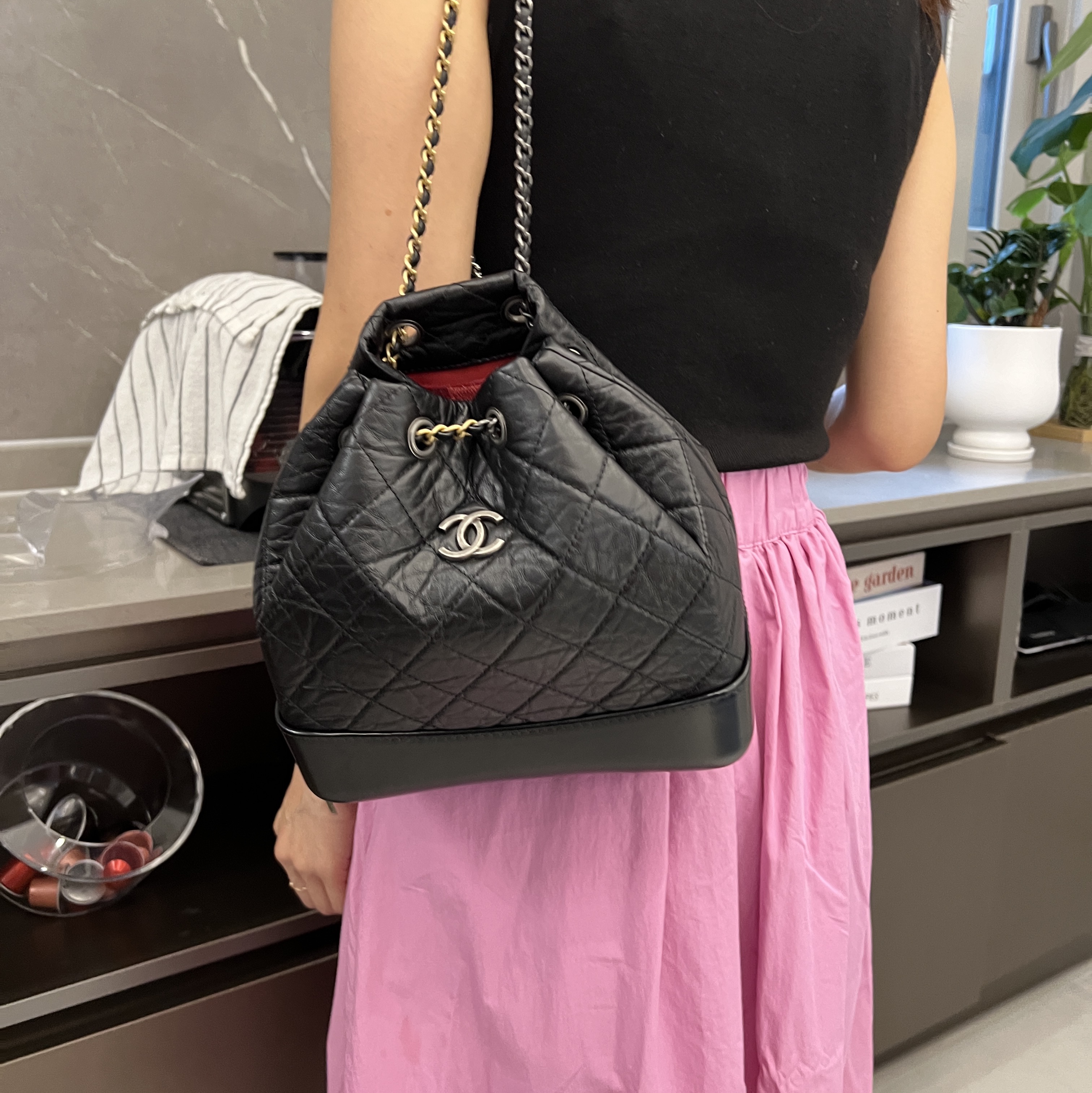 Chanel Small Gabrielle Backpack Aged Calfskin & Gold Silver Black 착용 스타일 - 1
