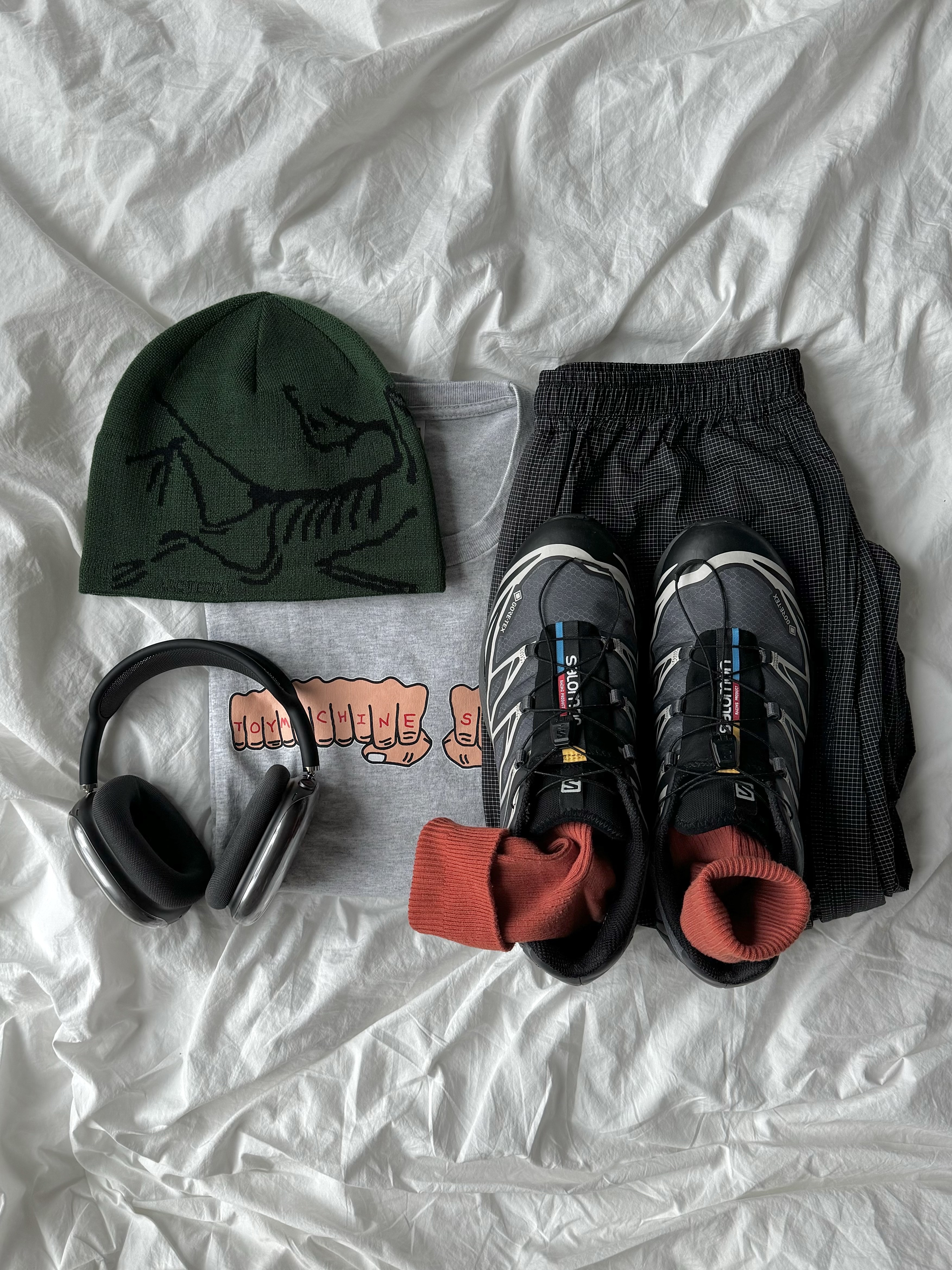 Arc'teryx Bird Head Toque Eden Black, Salomon XT-6 Gore-Tex Black Ebony 착용 스타일 - 3