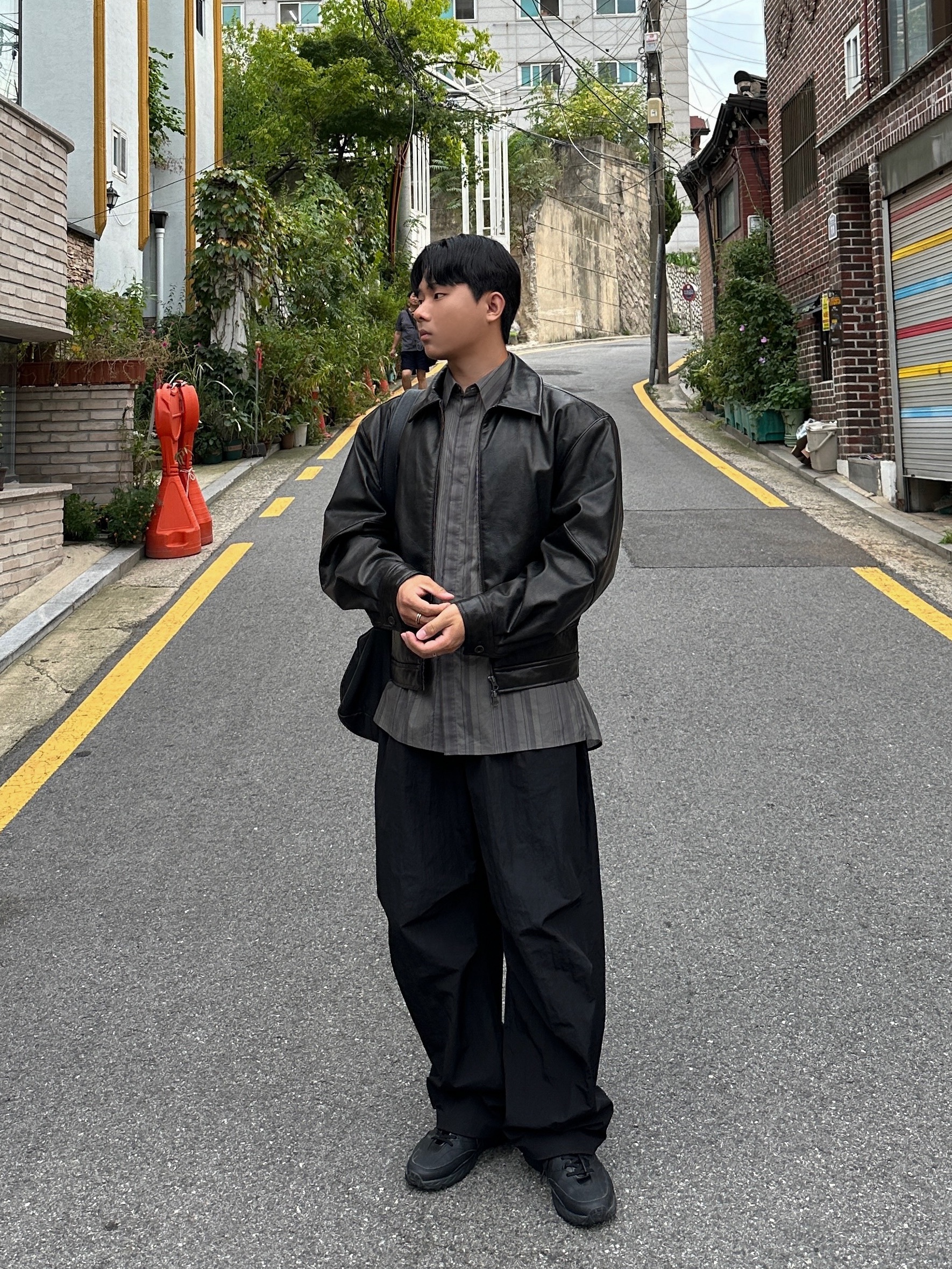 Amomento Vegan Leather Blouson Black - 24FW, Amomento Stripe Square Pocket Oversized Shirts Khaki - 24FW 착용 스타일 - 7
