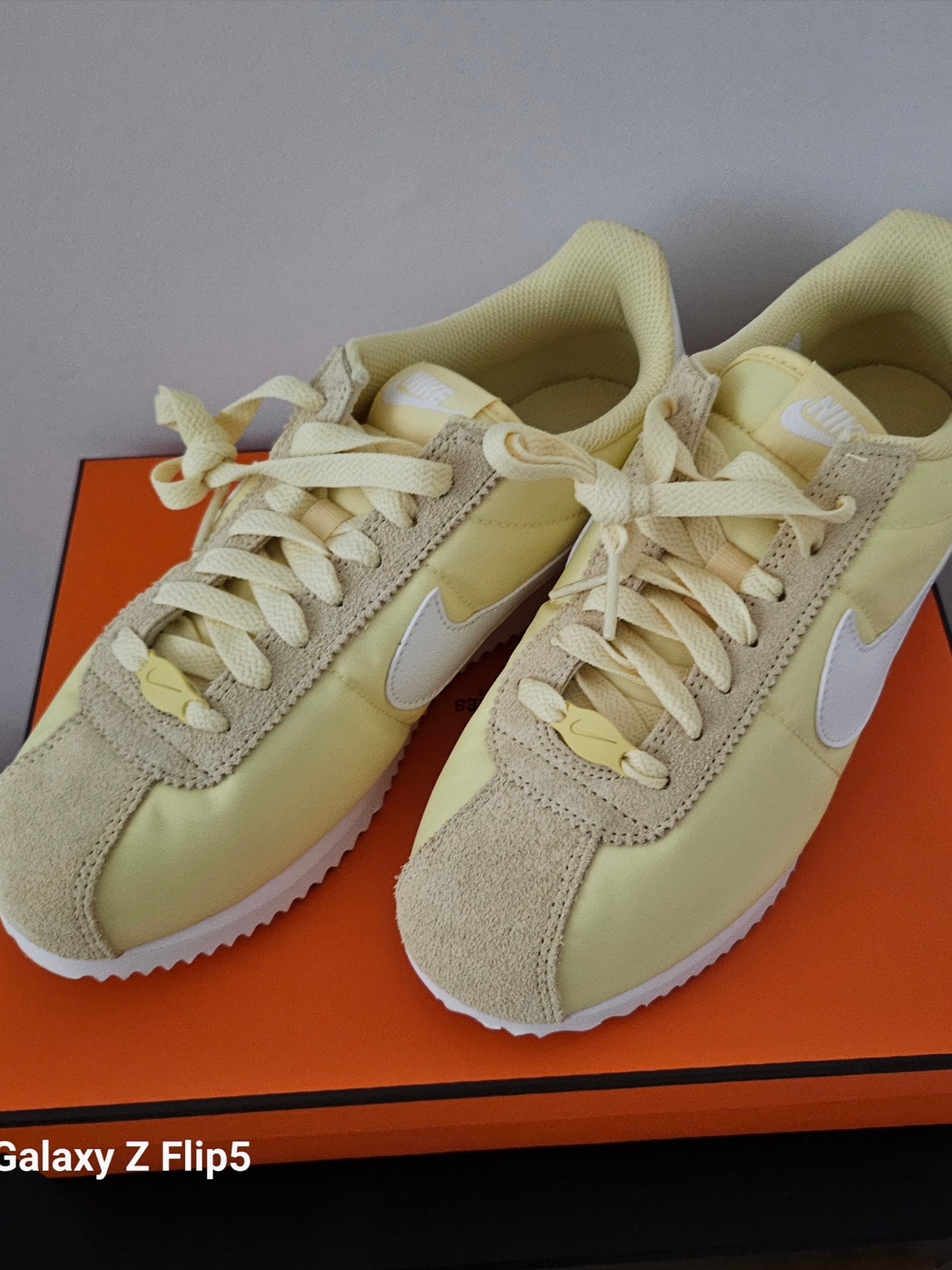 (W) Nike Cortez TXT Soft Yellow Coconut Milk 착용 스타일
