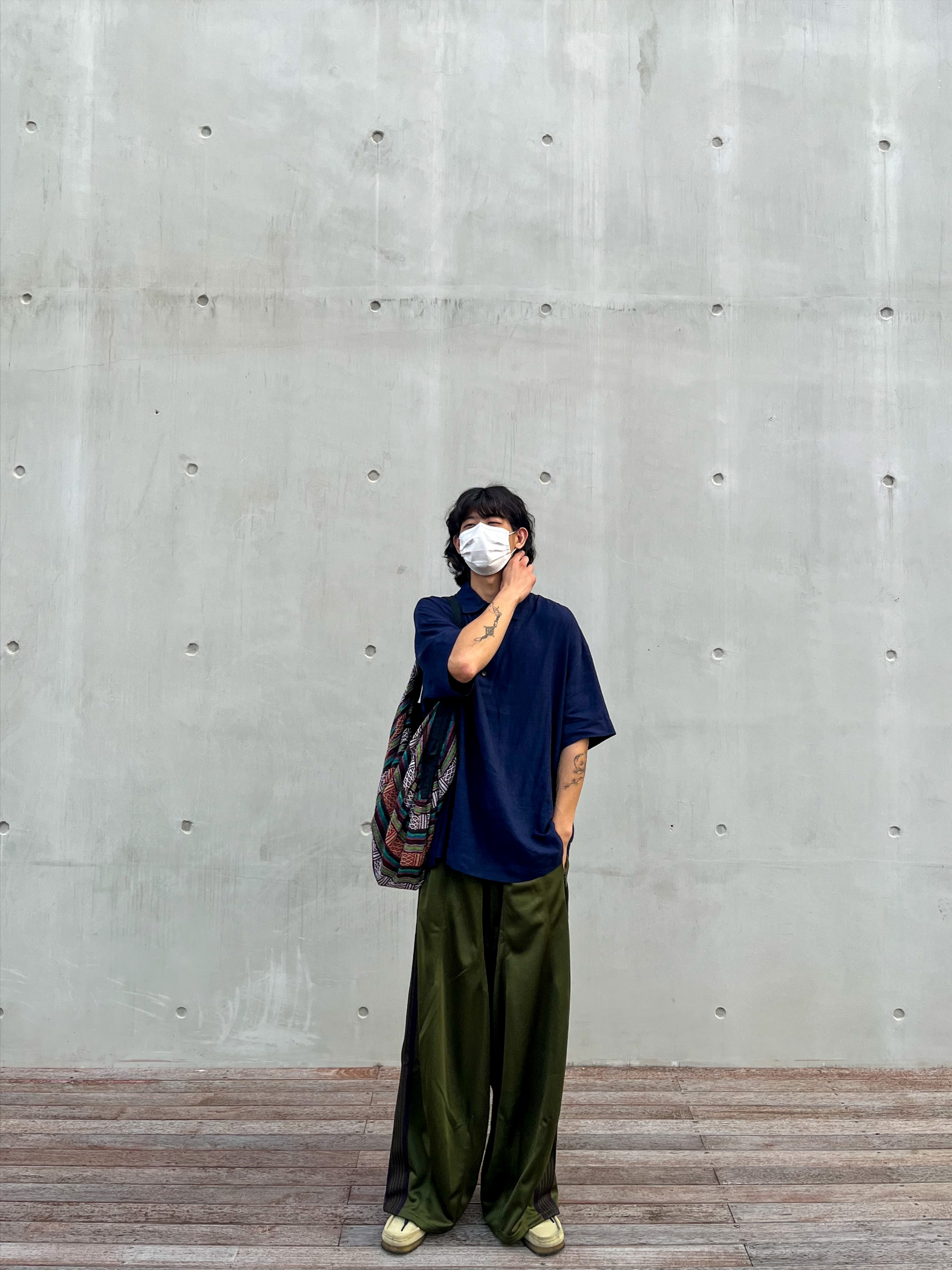 Needles H.D. Track Pants Poly Smooth Olive 착용 스타일 - 3