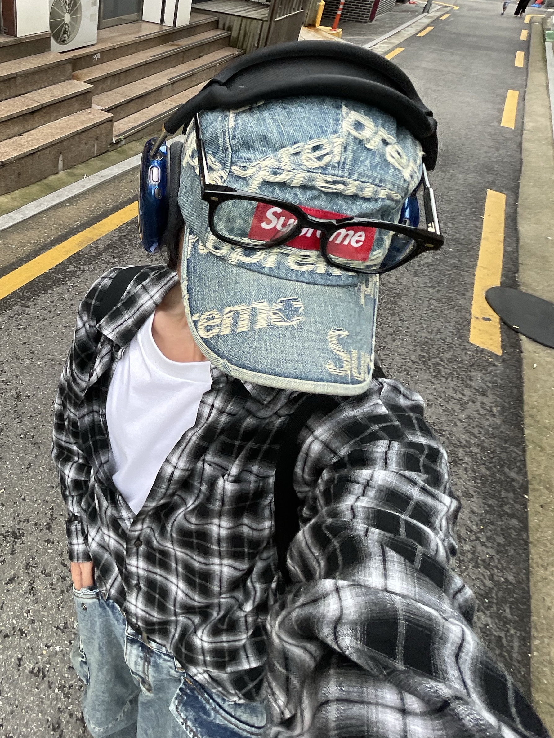 Supreme Mesh Small Backpack Black - 23SS, Supreme Frayed Logos Denim Camp Cap Blue - 21SS 착용 스타일 - 4